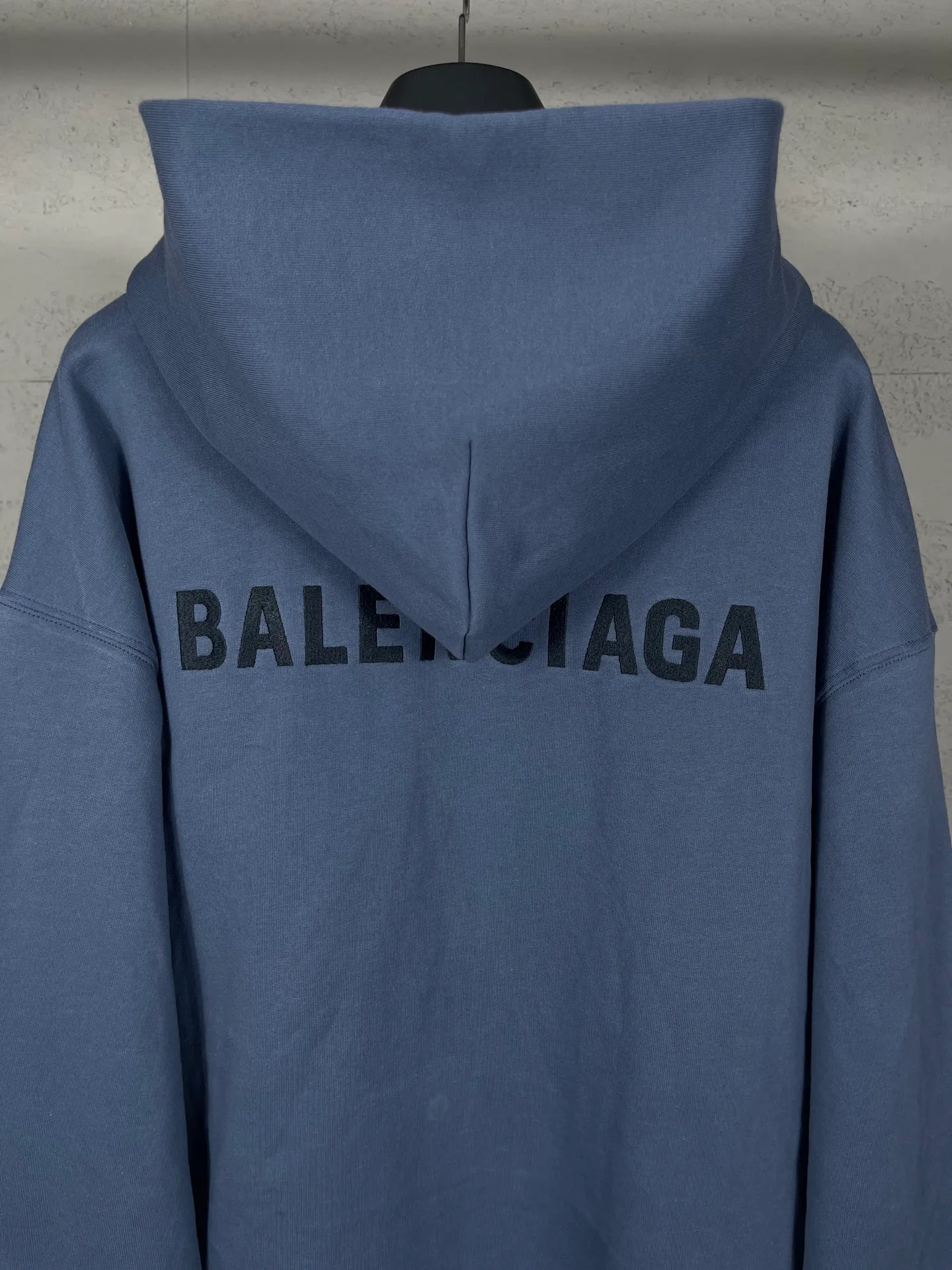 🅿️400 real photos [Top version. Official website quality] BALENCI*G*/SS26 new autumn and winter style. Hand-painted distressed hooded zipper cardigan sweatshirt with Paris lettering LOGO embroidered on the front and back. Ready-to-wear hand-painted graffiti SS26 latest style. Research and development at the first time, different market currencies. Comparisons welcome. The fabric is made of Paris ZP custom-woven and dyed cotton sweatshirt. Weighing 460 grams, the cloth surface is clean. The cloth pattern is clear, soft and comfortable. The threads are dyed with no color difference. The embroidery is embroidered with an embroidery machine imported from Tajima, and the garments are hand-painted with graffiti to make them look old. Jubie market currency. Welcome to compare. The version adopts OS loose shoulder design. Same style for men and women. Code: BL259970 Color: gray blue Size: XS S M L