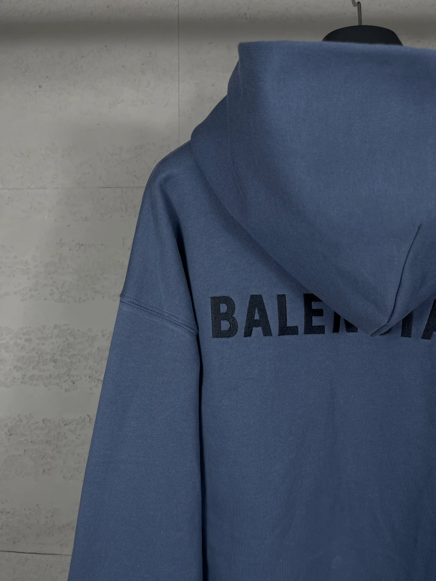 🅿️400 real photos [Top version. Official website quality] BALENCI*G*/SS26 new autumn and winter style. Hand-painted distressed hooded zipper cardigan sweatshirt with Paris lettering LOGO embroidered on the front and back. Ready-to-wear hand-painted graffiti SS26 latest style. Research and development at the first time, different market currencies. Comparisons welcome. The fabric is made of Paris ZP custom-woven and dyed cotton sweatshirt. Weighing 460 grams, the cloth surface is clean. The cloth pattern is clear, soft and comfortable. The threads are dyed with no color difference. The embroidery is embroidered with an embroidery machine imported from Tajima, and the garments are hand-painted with graffiti to make them look old. Jubie market currency. Welcome to compare. The version adopts OS loose shoulder design. Same style for men and women. Code: BL259970 Color: gray blue Size: XS S M L
