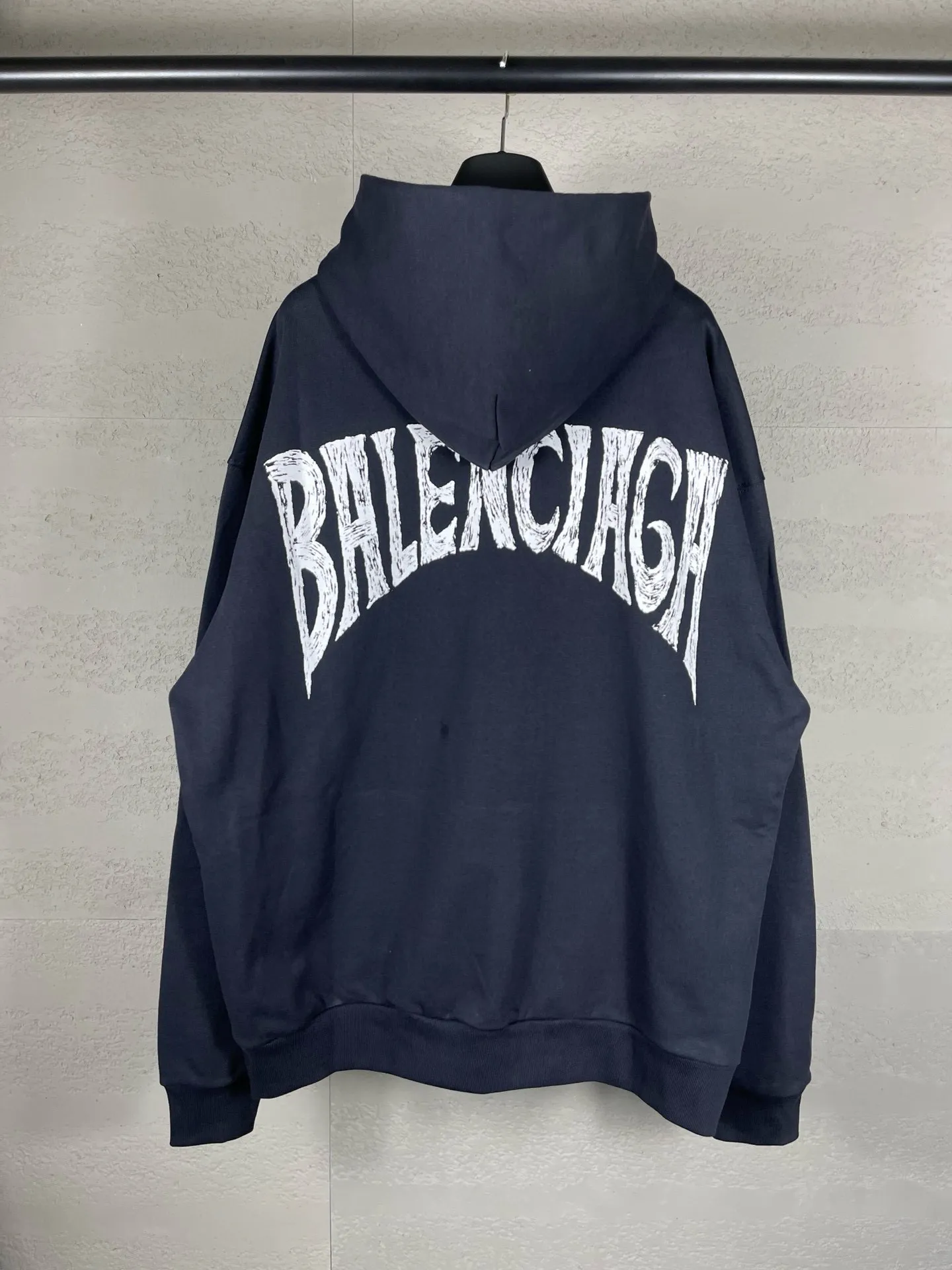 🅿️300 Actual pictures [Top version. Official website quality] BALENCI*GA/Paris. 24SS new sweatshirt, hooded sweatshirt with big letters LOGO graffiti on the back. Brick cabinet synchronization. The fabric is made of Paris ZP custom-woven and dyed cotton sweatshirt. The weight is 450 grams. The cloth surface is clean. The cloth pattern is clear, soft and comfortable. The threads are dyed with no color difference. The classic pattern printing uses imported machine direct printing. The effect is three-dimensional and restores the brick cabinet. Different market currencies, welcome to compare. The version adopts OS loose shoulder design. Same style for men and women. Code: BL238076 Color: gray blue, white Size: XS S M L