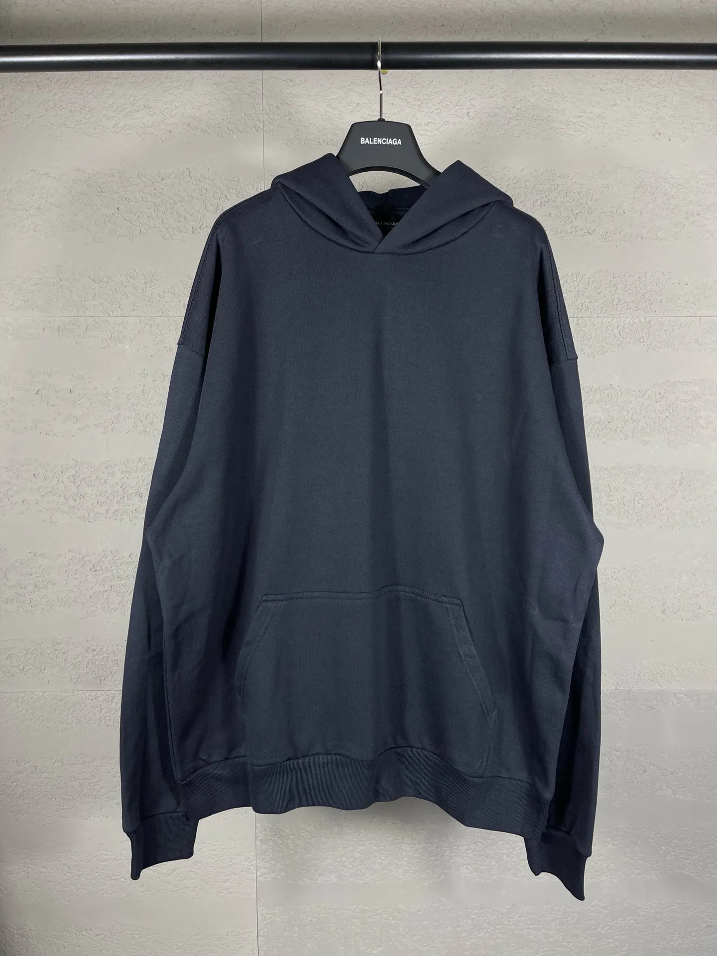 🅿️300 Actual pictures [Top version. Official website quality] BALENCI*GA/Paris. 24SS new sweatshirt, hooded sweatshirt with big letters LOGO graffiti on the back. Brick cabinet synchronization. The fabric is made of Paris ZP custom-woven and dyed cotton sweatshirt. The weight is 450 grams. The cloth surface is clean. The cloth pattern is clear, soft and comfortable. The threads are dyed with no color difference. The classic pattern printing uses imported machine direct printing. The effect is three-dimensional and restores the brick cabinet. Different market currencies, welcome to compare. The version adopts OS loose shoulder design. Same style for men and women. Code: BL238076 Color: gray blue, white Size: XS S M L