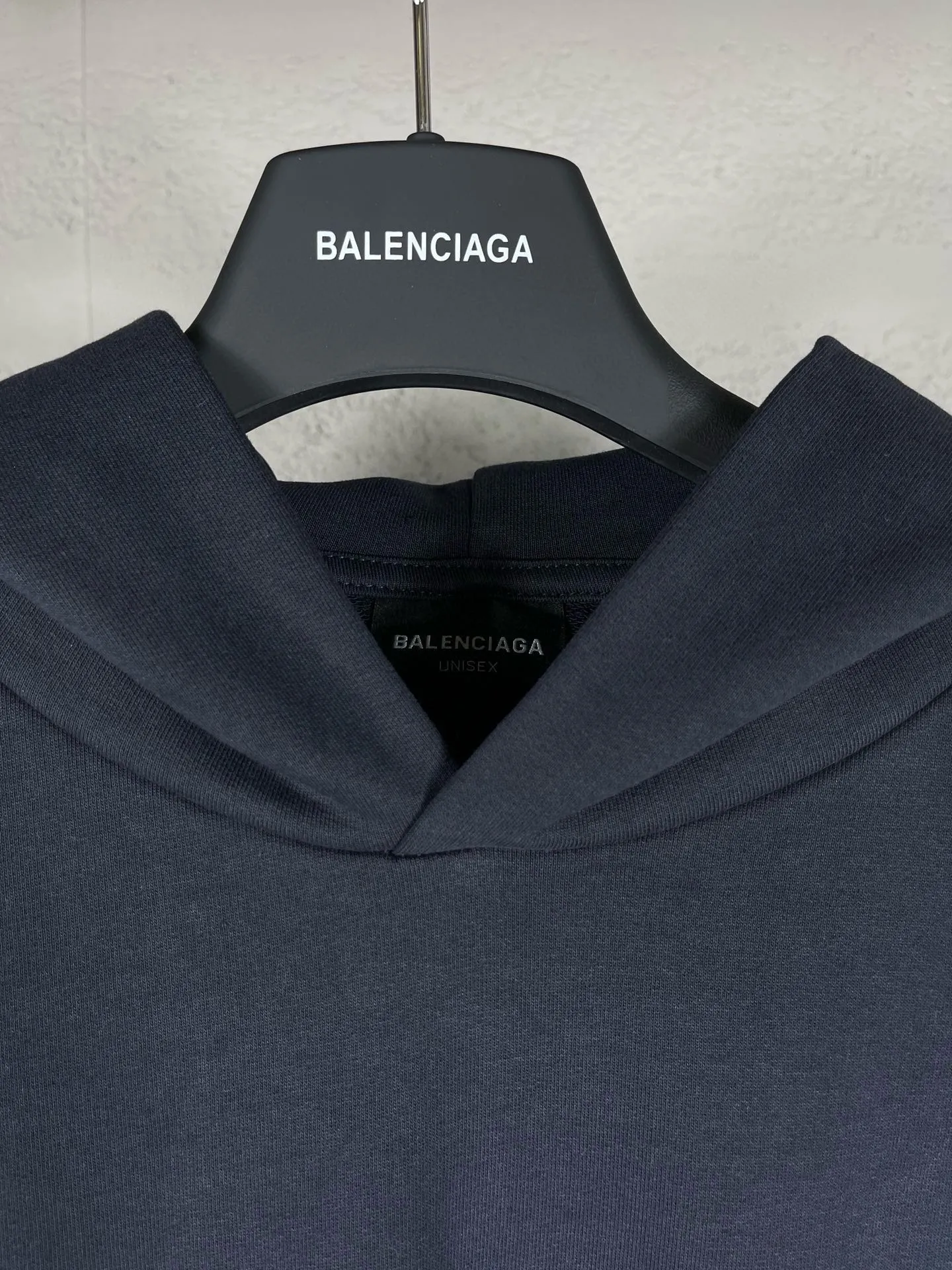 🅿️300 Actual pictures [Top version. Official website quality] BALENCI*GA/Paris. 24SS new sweatshirt, hooded sweatshirt with big letters LOGO graffiti on the back. Brick cabinet synchronization. The fabric is made of Paris ZP custom-woven and dyed cotton sweatshirt. The weight is 450 grams. The cloth surface is clean. The cloth pattern is clear, soft and comfortable. The threads are dyed with no color difference. The classic pattern printing uses imported machine direct printing. The effect is three-dimensional and restores the brick cabinet. Different market currencies, welcome to compare. The version adopts OS loose shoulder design. Same style for men and women. Code: BL238076 Color: gray blue, white Size: XS S M L