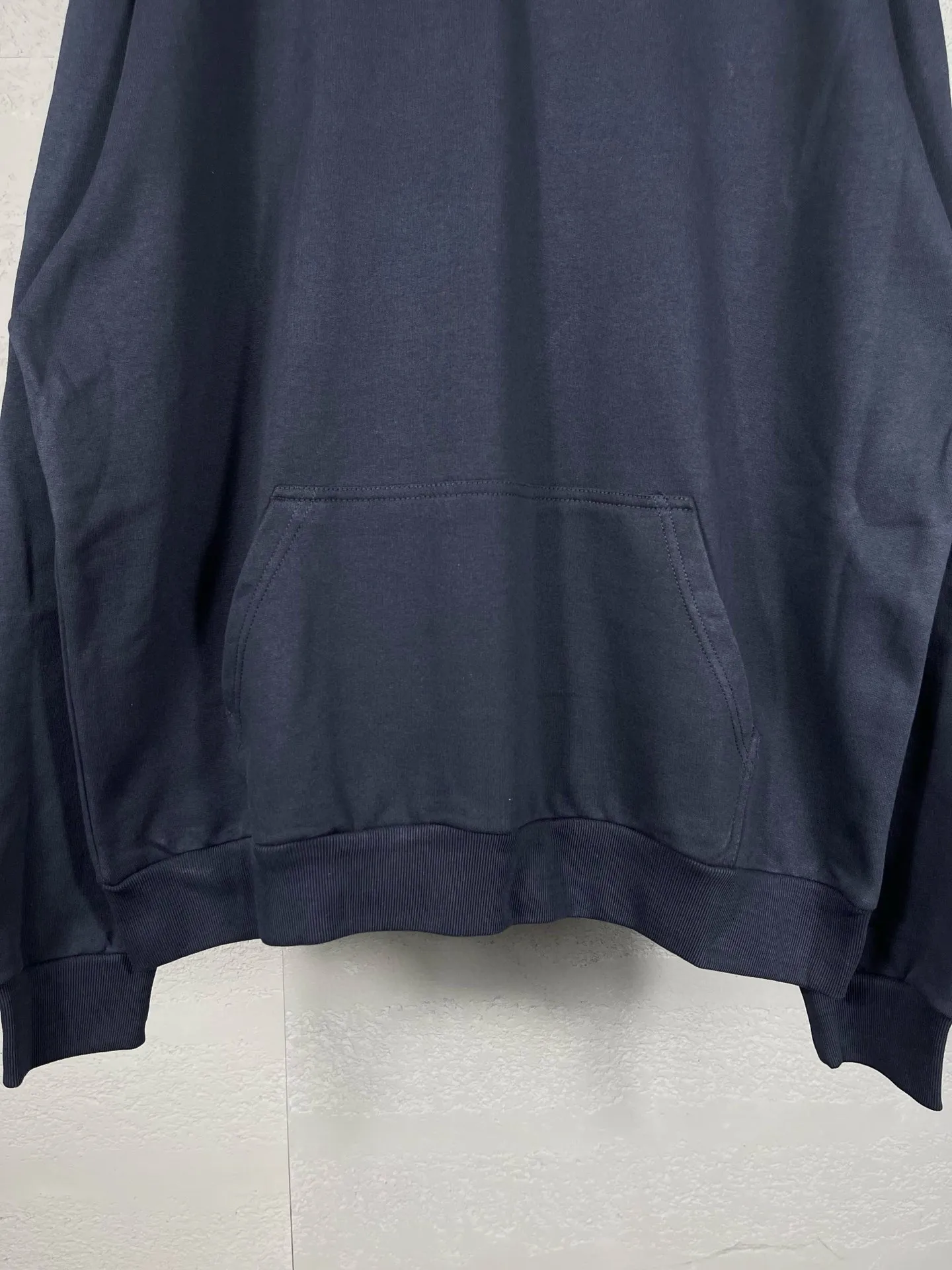 🅿️300 Actual pictures [Top version. Official website quality] BALENCI*GA/Paris. 24SS new sweatshirt, hooded sweatshirt with big letters LOGO graffiti on the back. Brick cabinet synchronization. The fabric is made of Paris ZP custom-woven and dyed cotton sweatshirt. The weight is 450 grams. The cloth surface is clean. The cloth pattern is clear, soft and comfortable. The threads are dyed with no color difference. The classic pattern printing uses imported machine direct printing. The effect is three-dimensional and restores the brick cabinet. Different market currencies, welcome to compare. The version adopts OS loose shoulder design. Same style for men and women. Code: BL238076 Color: gray blue, white Size: XS S M L