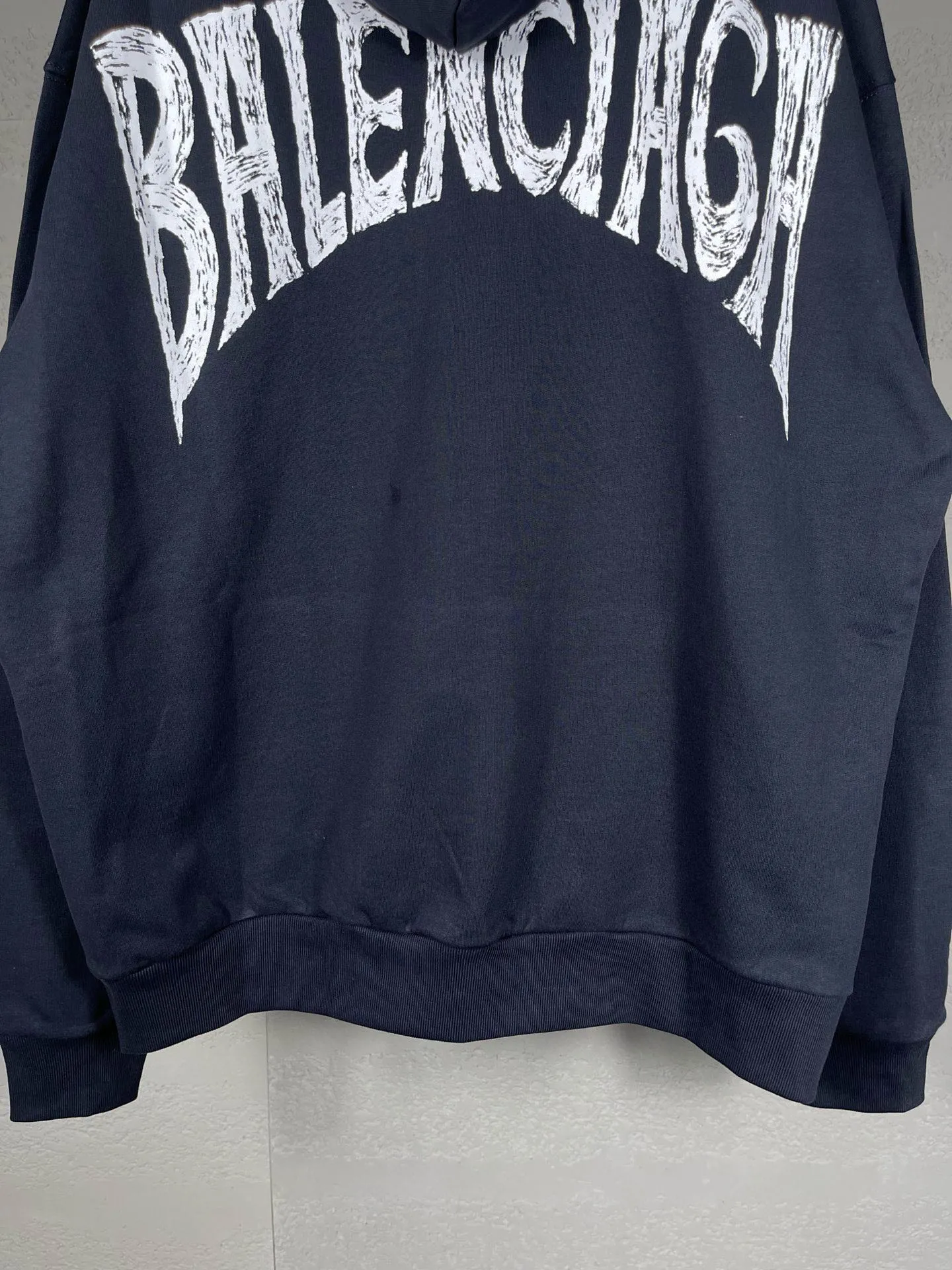🅿️300 Actual pictures [Top version. Official website quality] BALENCI*GA/Paris. 24SS new sweatshirt, hooded sweatshirt with big letters LOGO graffiti on the back. Brick cabinet synchronization. The fabric is made of Paris ZP custom-woven and dyed cotton sweatshirt. The weight is 450 grams. The cloth surface is clean. The cloth pattern is clear, soft and comfortable. The threads are dyed with no color difference. The classic pattern printing uses imported machine direct printing. The effect is three-dimensional and restores the brick cabinet. Different market currencies, welcome to compare. The version adopts OS loose shoulder design. Same style for men and women. Code: BL238076 Color: gray blue, white Size: XS S M L
