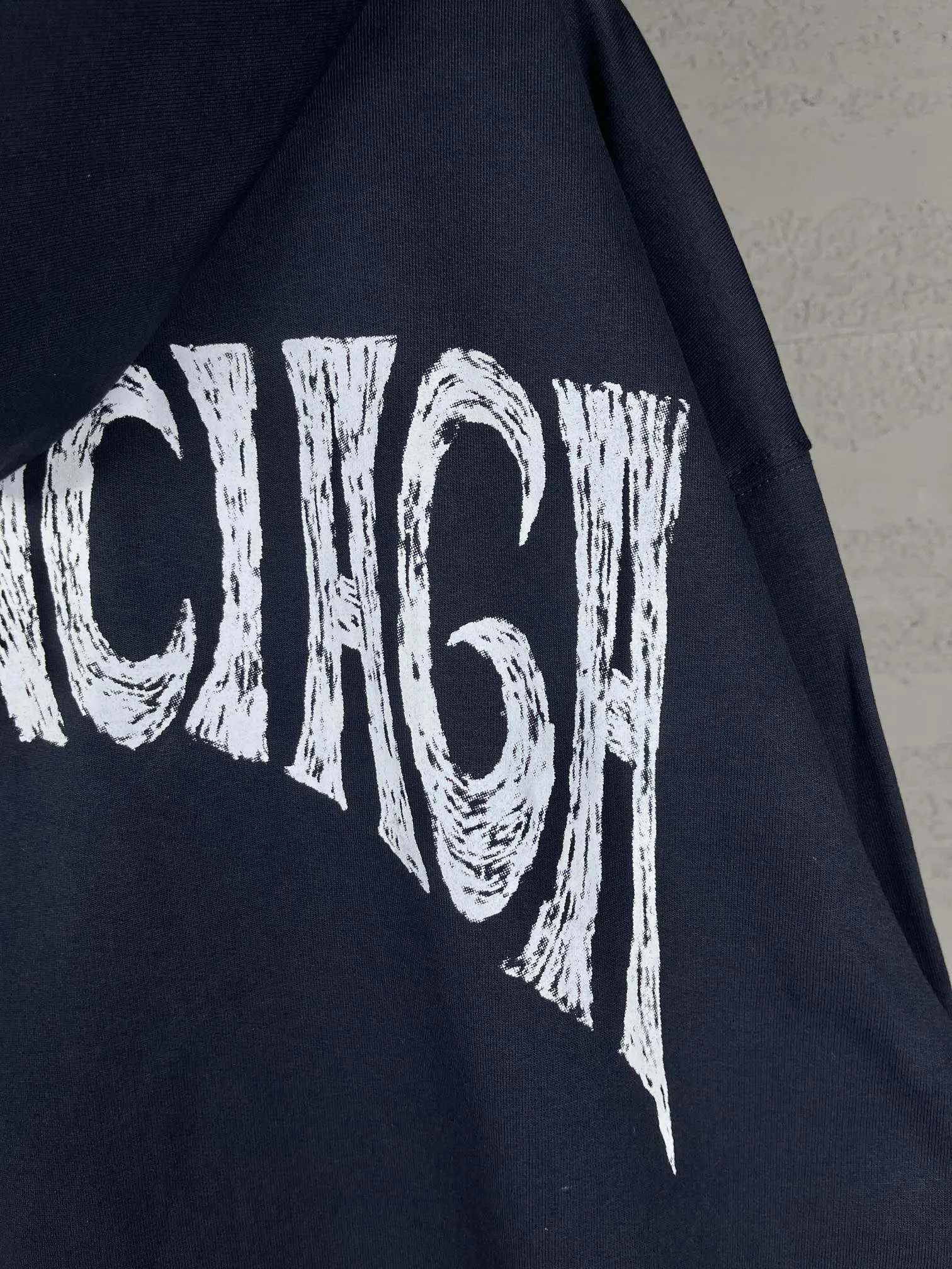 🅿️300 Actual pictures [Top version. Official website quality] BALENCI*GA/Paris. 24SS new sweatshirt, hooded sweatshirt with big letters LOGO graffiti on the back. Brick cabinet synchronization. The fabric is made of Paris ZP custom-woven and dyed cotton sweatshirt. The weight is 450 grams. The cloth surface is clean. The cloth pattern is clear, soft and comfortable. The threads are dyed with no color difference. The classic pattern printing uses imported machine direct printing. The effect is three-dimensional and restores the brick cabinet. Different market currencies, welcome to compare. The version adopts OS loose shoulder design. Same style for men and women. Code: BL238076 Color: gray blue, white Size: XS S M L