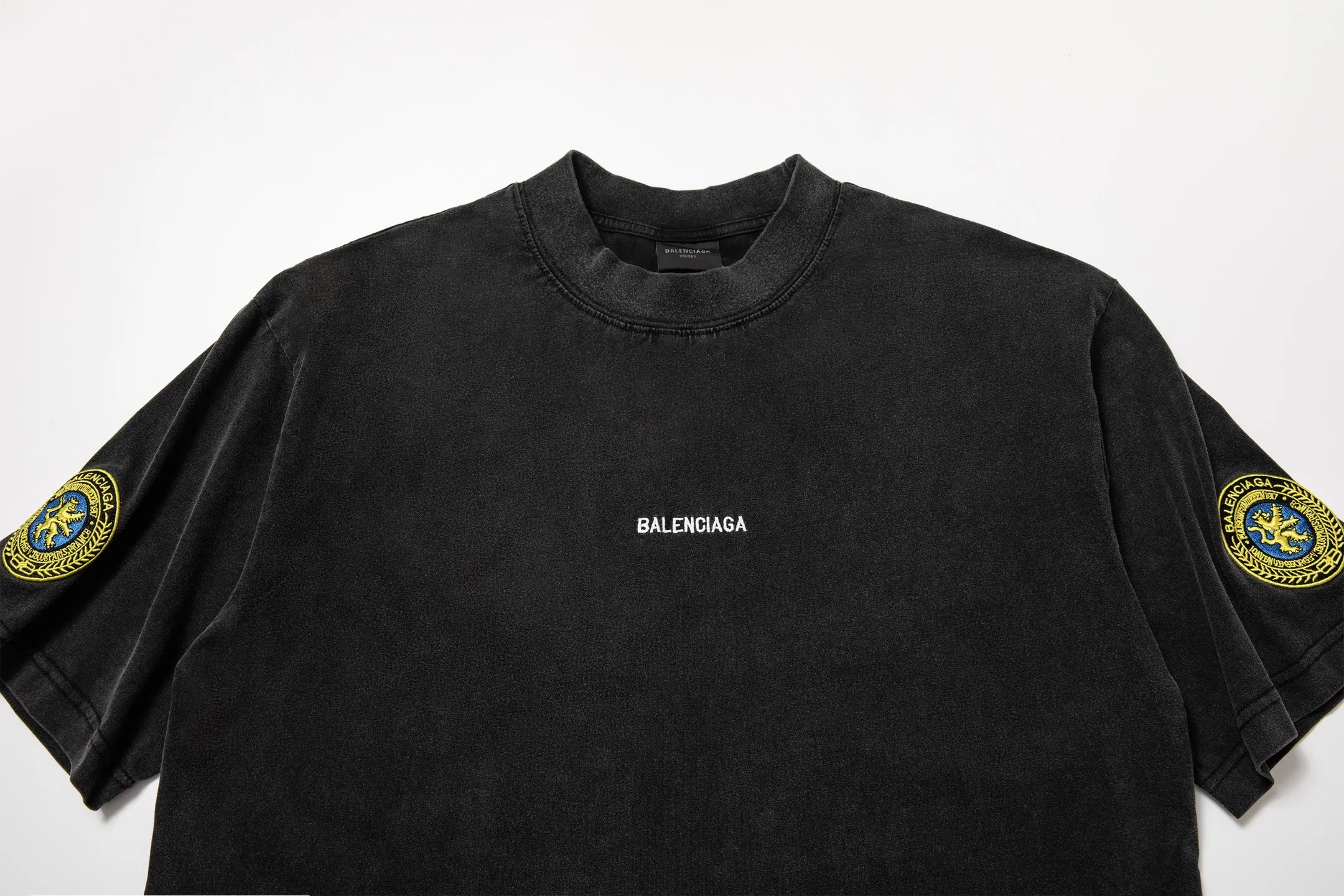 🅿️190 9210# Detailed picture Top version [[BALENCIA*GA] official website quality Paris new classic chest letter LOGO embroidered left and right sleeve badge embroidered short-sleeved T-shirt OS version loose dropped shoulders Unisex fabric: 260g 100% cotton double yarn Process: embroidery on the front left and right sleeves Garment washed distressed shaping solid color Color: washed black Size: XS S M L