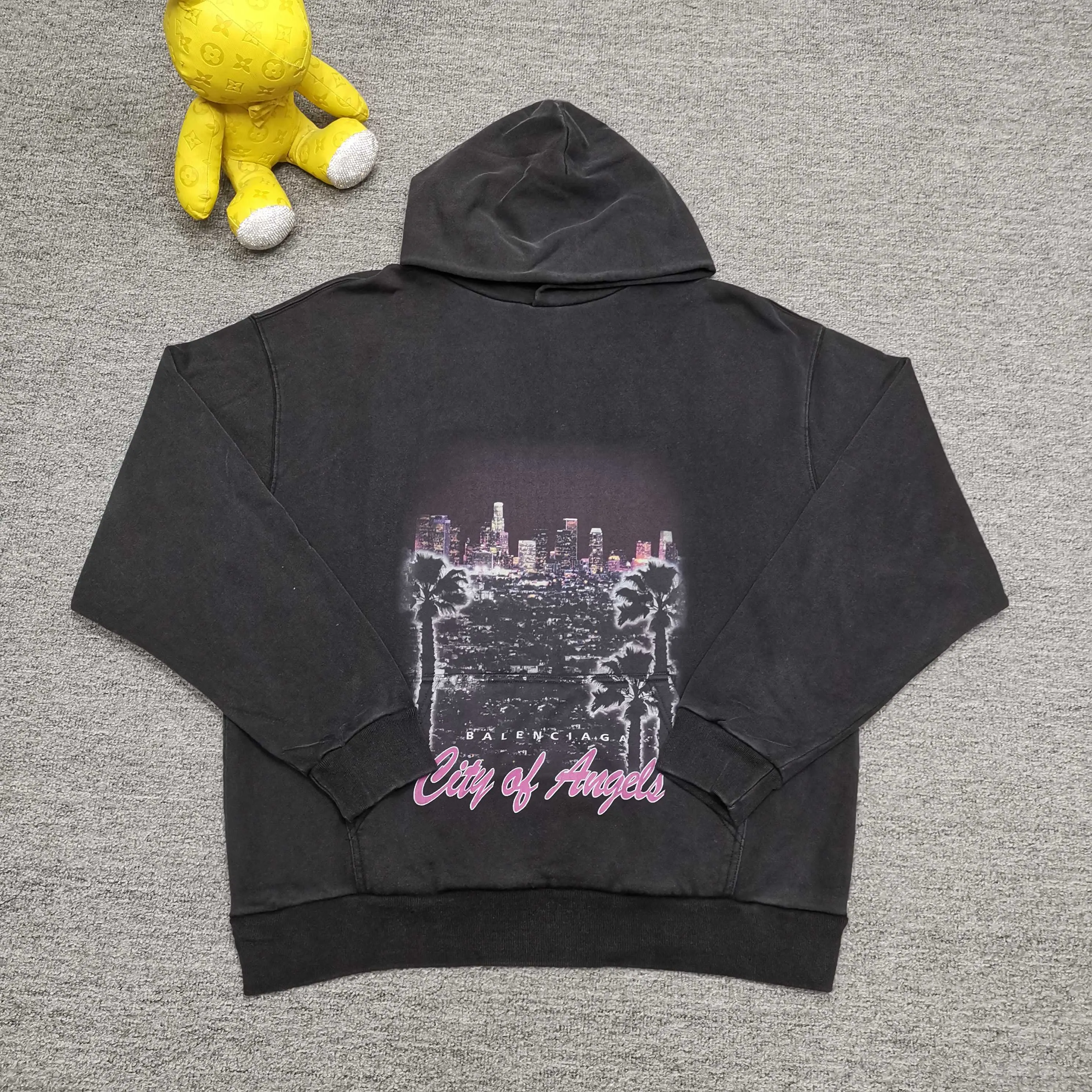 [Top version. Official website quality] BALENCI*GA/25 new style. Latest style SS25 ready-to-wear washable hooded sweatshirt with Los Angeles night scene direct-printed print on the front. Research and development at the first time, different market currencies. Comparisons welcome. The fabric is made of Paris ZP custom-woven and dyed cotton sweatshirt. Weighing 460 grams, the cloth surface is clean. The cloth pattern is clear, soft and comfortable. The threads are dyed with no color difference. Printing adopts computer direct printing. Garments are washed and aged. Jubie market currency. Welcome to compare. The version adopts OS loose shoulder design. Same style for men and women. Color: washed black, apricot. Size: XS S M L P450