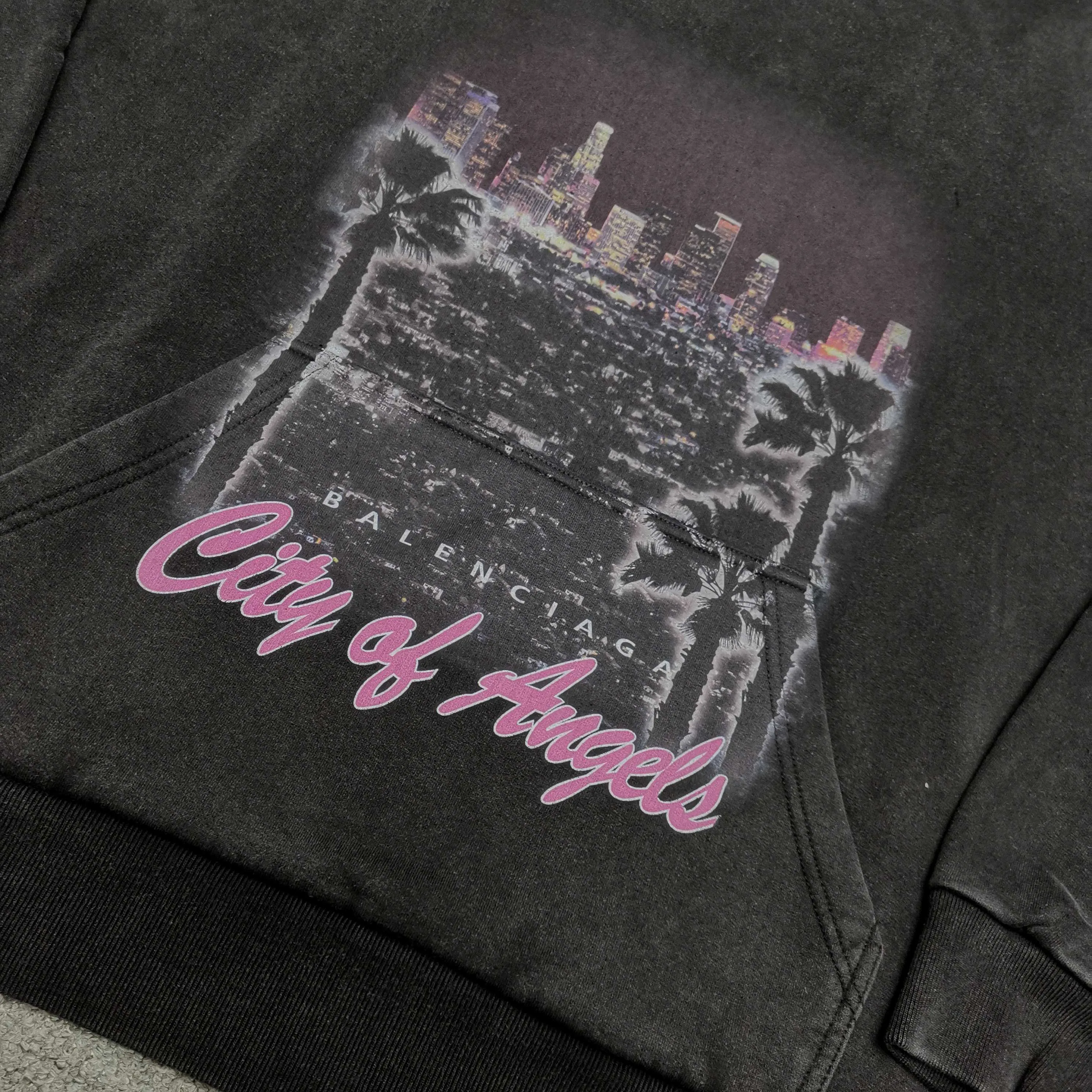 [Top version. Official website quality] BALENCI*GA/25 new style. Latest style SS25 ready-to-wear washable hooded sweatshirt with Los Angeles night scene direct-printed print on the front. Research and development at the first time, different market currencies. Comparisons welcome. The fabric is made of Paris ZP custom-woven and dyed cotton sweatshirt. Weighing 460 grams, the cloth surface is clean. The cloth pattern is clear, soft and comfortable. The threads are dyed with no color difference. Printing adopts computer direct printing. Garments are washed and aged. Jubie market currency. Welcome to compare. The version adopts OS loose shoulder design. Same style for men and women. Color: washed black, apricot. Size: XS S M L P450