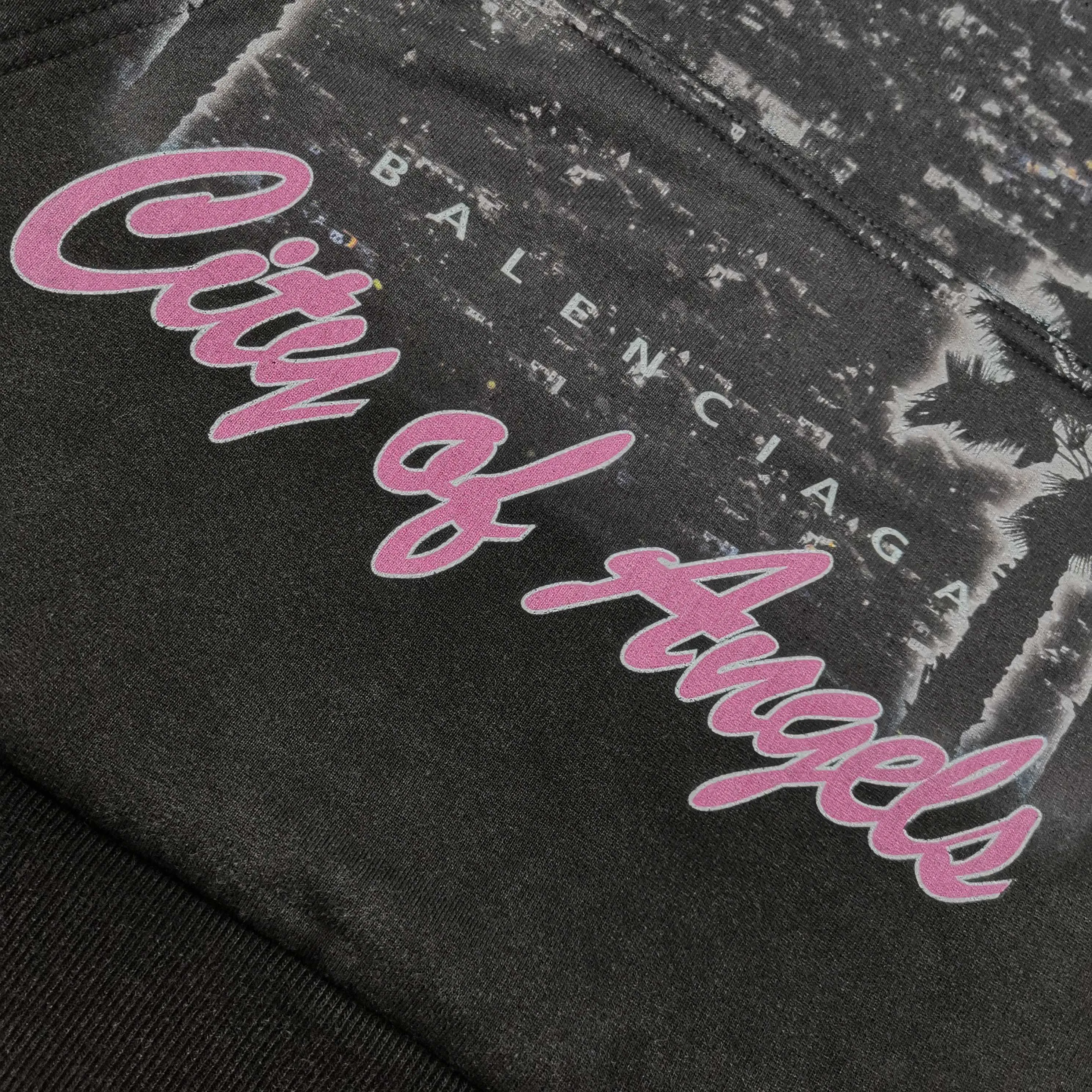 [Top version. Official website quality] BALENCI*GA/25 new style. Latest style SS25 ready-to-wear washable hooded sweatshirt with Los Angeles night scene direct-printed print on the front. Research and development at the first time, different market currencies. Comparisons welcome. The fabric is made of Paris ZP custom-woven and dyed cotton sweatshirt. Weighing 460 grams, the cloth surface is clean. The cloth pattern is clear, soft and comfortable. The threads are dyed with no color difference. Printing adopts computer direct printing. Garments are washed and aged. Jubie market currency. Welcome to compare. The version adopts OS loose shoulder design. Same style for men and women. Color: washed black, apricot. Size: XS S M L P450