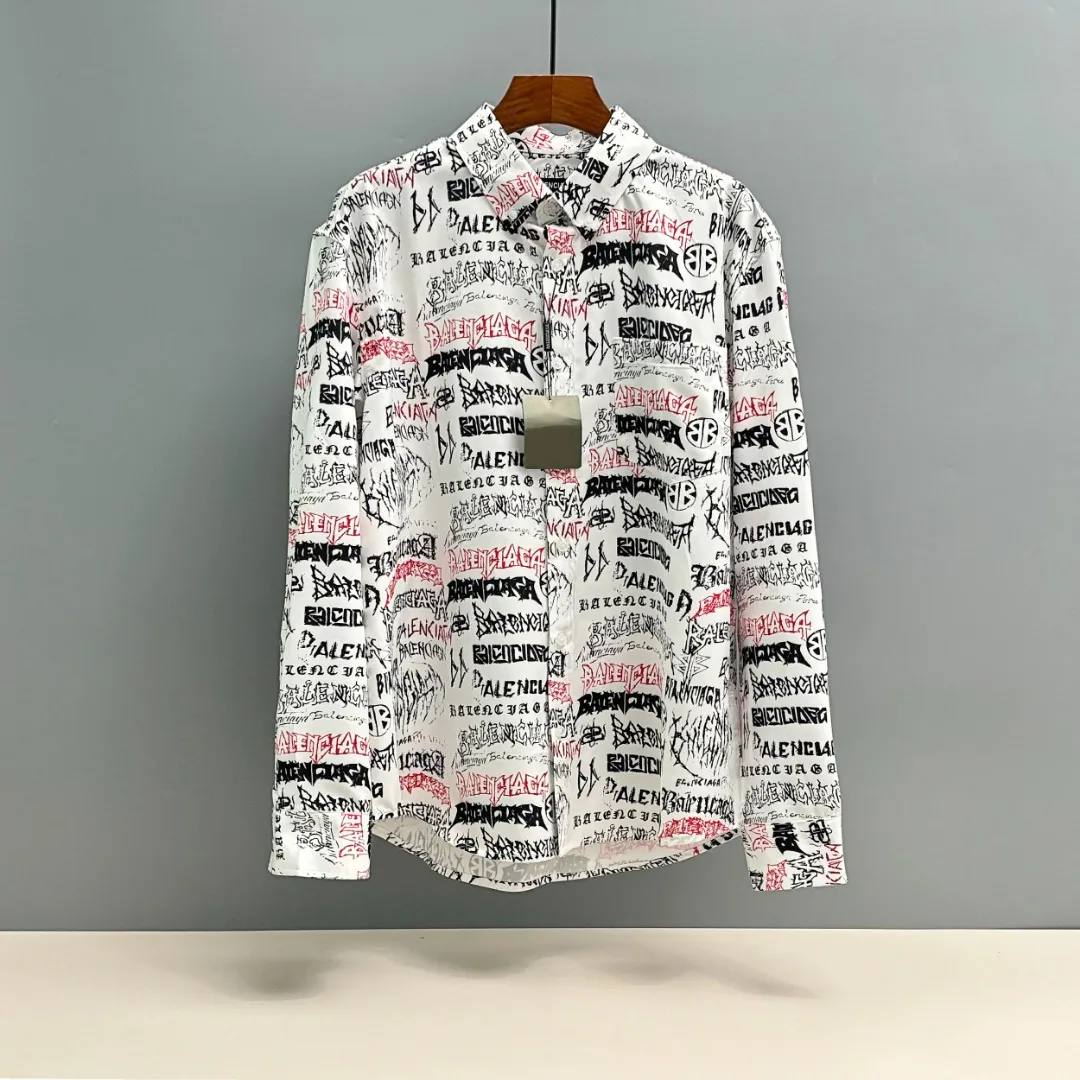 🅿️220 BALENCIAGA/Balenciaga early autumn woven printed shirt uses customized high-quality woven printed fabric. The fabric is very wide and not easy to deform. It is skin-friendly and breathable. The interwoven structure makes the fabric stretch-resistant and tear-resistant. It has outstanding wear resistance. It has a loose version. The upper body is three-dimensional. The lines are smooth and natural. From the shoulder line to the waistline to the hem, the line transition is smooth. There are no unnecessary folds or accumulation. The whole body is neat and stretched. The full-print pattern has clear edges and clean edges. The layers are clear and natural. The color is bright and does not fade or bleed. Size: S M L XL