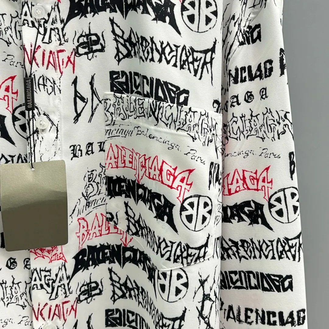 🅿️220 BALENCIAGA/Balenciaga early autumn woven printed shirt uses customized high-quality woven printed fabric. The fabric is very wide and not easy to deform. It is skin-friendly and breathable. The interwoven structure makes the fabric stretch-resistant and tear-resistant. It has outstanding wear resistance. It has a loose version. The upper body is three-dimensional. The lines are smooth and natural. From the shoulder line to the waistline to the hem, the line transition is smooth. There are no unnecessary folds or accumulation. The whole body is neat and stretched. The full-print pattern has clear edges and clean edges. The layers are clear and natural. The color is bright and does not fade or bleed. Size: S M L XL