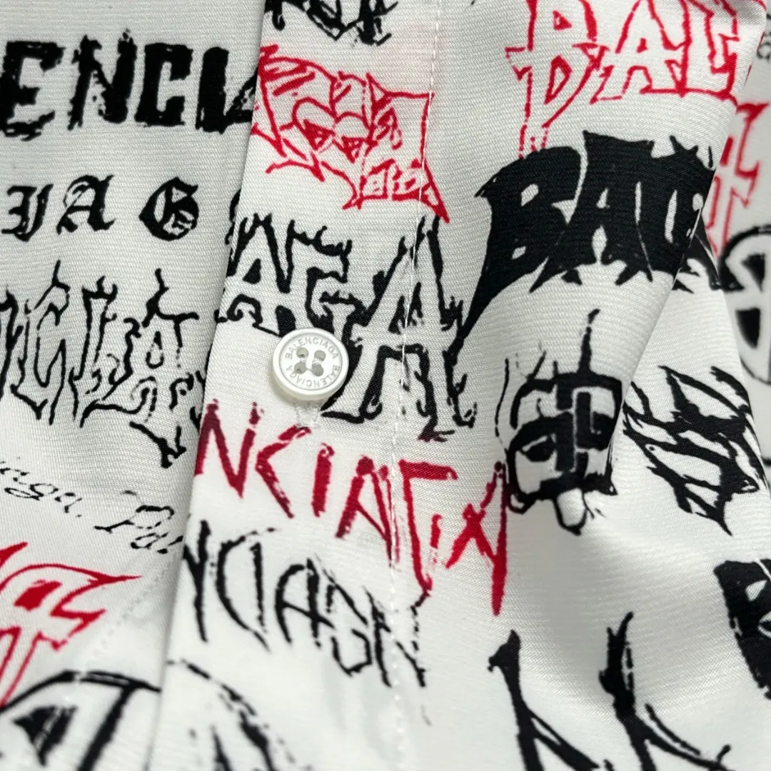 🅿️220 BALENCIAGA/Balenciaga early autumn woven printed shirt uses customized high-quality woven printed fabric. The fabric is very wide and not easy to deform. It is skin-friendly and breathable. The interwoven structure makes the fabric stretch-resistant and tear-resistant. It has outstanding wear resistance. It has a loose version. The upper body is three-dimensional. The lines are smooth and natural. From the shoulder line to the waistline to the hem, the line transition is smooth. There are no unnecessary folds or accumulation. The whole body is neat and stretched. The full-print pattern has clear edges and clean edges. The layers are clear and natural. The color is bright and does not fade or bleed. Size: S M L XL