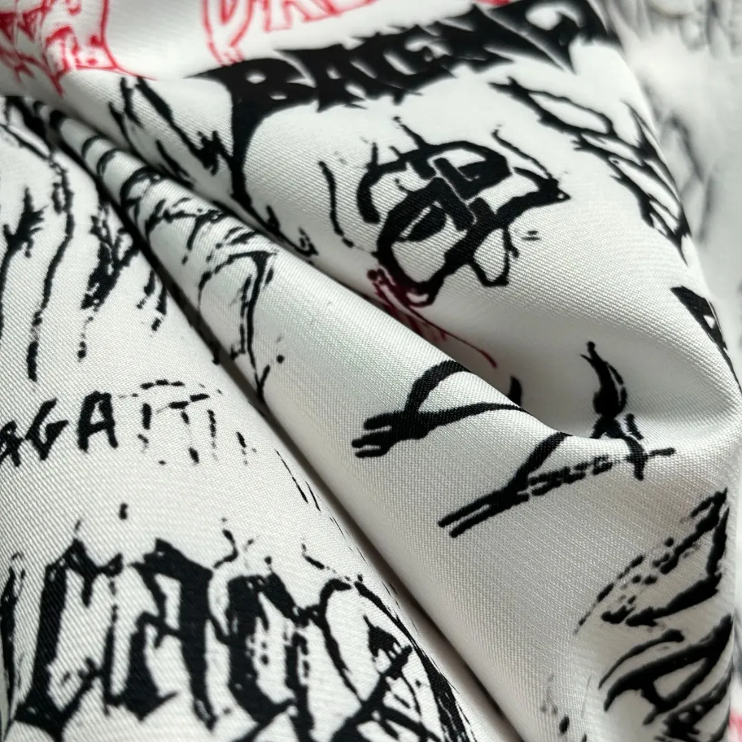 🅿️220 BALENCIAGA/Balenciaga early autumn woven printed shirt uses customized high-quality woven printed fabric. The fabric is very wide and not easy to deform. It is skin-friendly and breathable. The interwoven structure makes the fabric stretch-resistant and tear-resistant. It has outstanding wear resistance. It has a loose version. The upper body is three-dimensional. The lines are smooth and natural. From the shoulder line to the waistline to the hem, the line transition is smooth. There are no unnecessary folds or accumulation. The whole body is neat and stretched. The full-print pattern has clear edges and clean edges. The layers are clear and natural. The color is bright and does not fade or bleed. Size: S M L XL