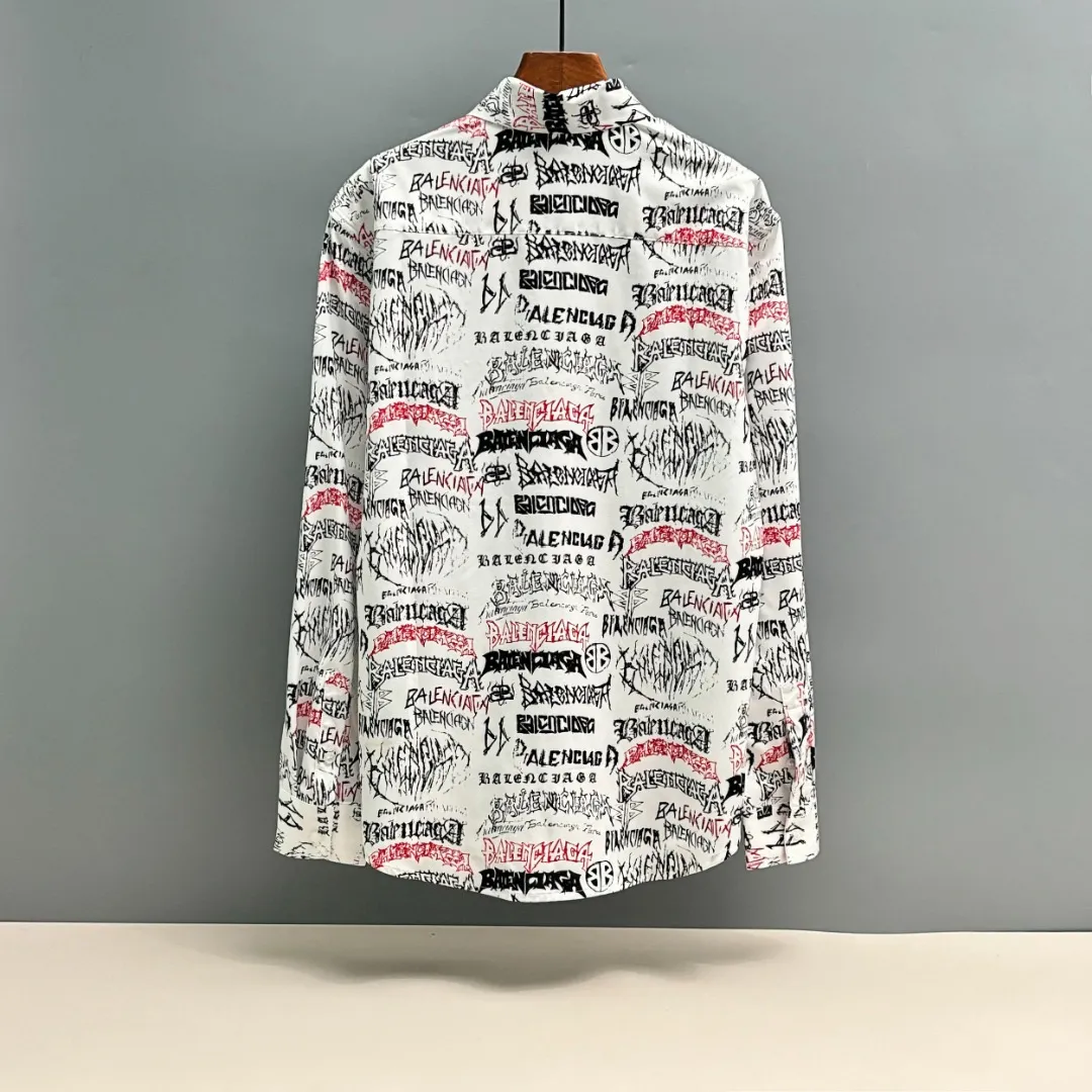 🅿️220 BALENCIAGA/Balenciaga early autumn woven printed shirt uses customized high-quality woven printed fabric. The fabric is very wide and not easy to deform. It is skin-friendly and breathable. The interwoven structure makes the fabric stretch-resistant and tear-resistant. It has outstanding wear resistance. It has a loose version. The upper body is three-dimensional. The lines are smooth and natural. From the shoulder line to the waistline to the hem, the line transition is smooth. There are no unnecessary folds or accumulation. The whole body is neat and stretched. The full-print pattern has clear edges and clean edges. The layers are clear and natural. The color is bright and does not fade or bleed. Size: S M L XL