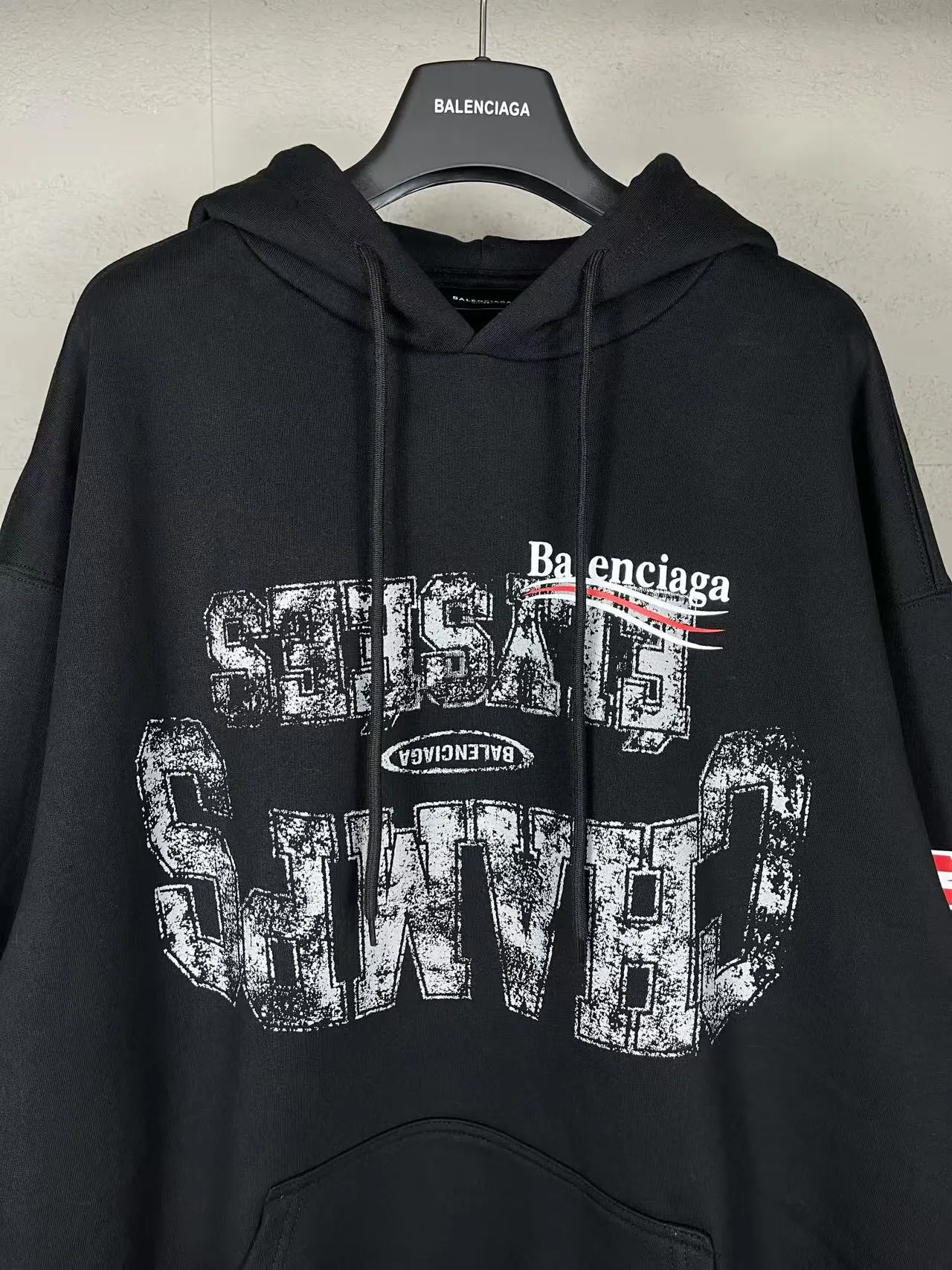 🅿️330 real photos [Top version. Official website quality] BALENCI*GA/Paris. SS25 latest model, Balenciaxx art multi-branded printed hooded sweatshirt. Brick cabinet synchronization. Genuine product developed in the first time, happy to print and compare! The fabric is made of Paris ZP custom-woven and dyed cotton sweatshirt. Weighing 460 grams, the cloth surface is clean. The cloth pattern is clear, soft and comfortable. The threads are dyed with no color difference. The printing uses environmentally friendly imported materials. The letters are clear and the effect is three-dimensional. The version adopts OS loose shoulder design. Uniform code for men and women: BL258962 Color: black, white Size: XS S M L