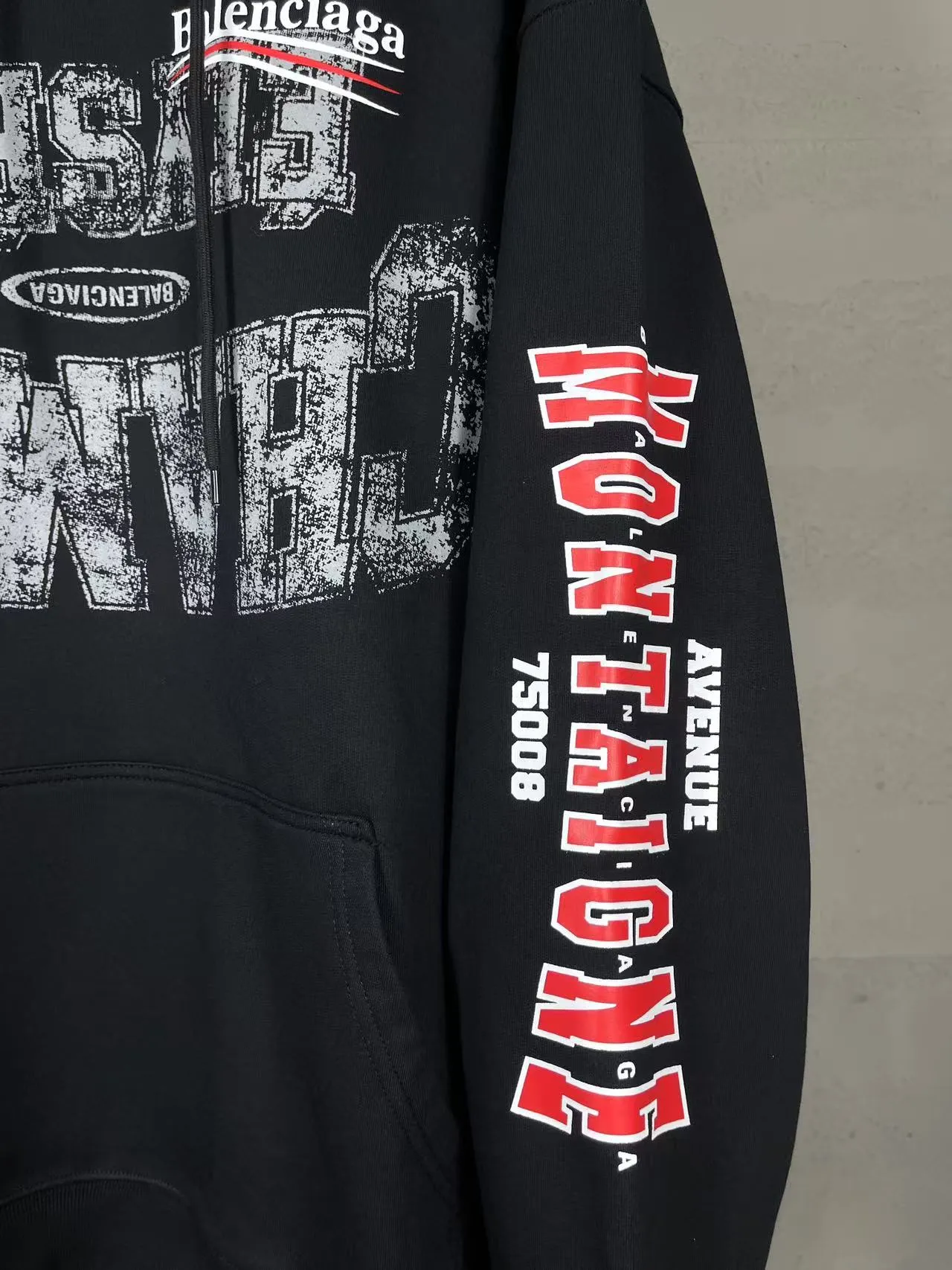 🅿️330 real photos [Top version. Official website quality] BALENCI*GA/Paris. SS25 latest model, Balenciaxx art multi-branded printed hooded sweatshirt. Brick cabinet synchronization. Genuine product developed in the first time, happy to print and compare! The fabric is made of Paris ZP custom-woven and dyed cotton sweatshirt. Weighing 460 grams, the cloth surface is clean. The cloth pattern is clear, soft and comfortable. The threads are dyed with no color difference. The printing uses environmentally friendly imported materials. The letters are clear and the effect is three-dimensional. The version adopts OS loose shoulder design. Uniform code for men and women: BL258962 Color: black, white Size: XS S M L