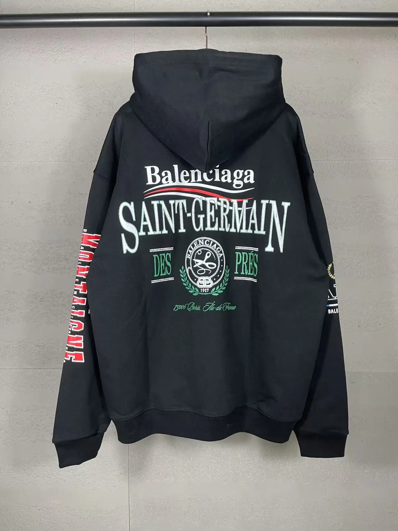 🅿️330 real photos [Top version. Official website quality] BALENCI*GA/Paris. SS25 latest model, Balenciaxx art multi-branded printed hooded sweatshirt. Brick cabinet synchronization. Genuine product developed in the first time, happy to print and compare! The fabric is made of Paris ZP custom-woven and dyed cotton sweatshirt. Weighing 460 grams, the cloth surface is clean. The cloth pattern is clear, soft and comfortable. The threads are dyed with no color difference. The printing uses environmentally friendly imported materials. The letters are clear and the effect is three-dimensional. The version adopts OS loose shoulder design. Uniform code for men and women: BL258962 Color: black, white Size: XS S M L