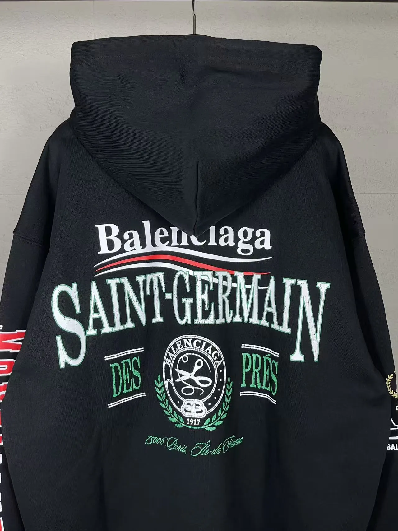 🅿️330 real photos [Top version. Official website quality] BALENCI*GA/Paris. SS25 latest model, Balenciaxx art multi-branded printed hooded sweatshirt. Brick cabinet synchronization. Genuine product developed in the first time, happy to print and compare! The fabric is made of Paris ZP custom-woven and dyed cotton sweatshirt. Weighing 460 grams, the cloth surface is clean. The cloth pattern is clear, soft and comfortable. The threads are dyed with no color difference. The printing uses environmentally friendly imported materials. The letters are clear and the effect is three-dimensional. The version adopts OS loose shoulder design. Uniform code for men and women: BL258962 Color: black, white Size: XS S M L