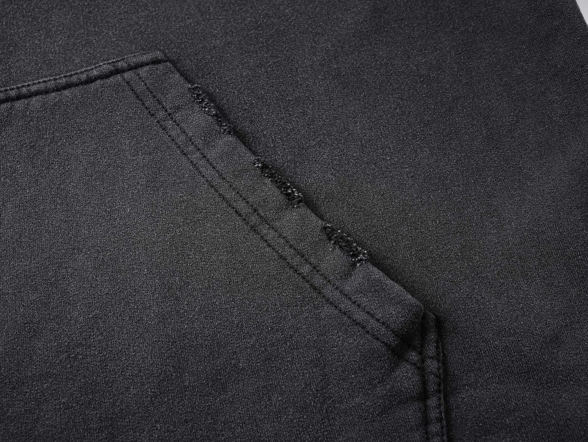 🅿️380 - BALENCI*GA Paris' latest hooded long-sleeved sweatshirt with chest patch with letter LOGO. The classic letter LOGO on the front is patched and embroidered with an imported Tajima embroidery machine. The master manually positions and hand-grinds the fixed points. The ready-made garments are washed and worn. Overweight craftsmanship. The effect is three-dimensional. Exclusively pattern-woven and dyed 460g fabric. Threads are dyed in the same vat with zero color difference. Brick cabinets are synchronized. Comparisons are welcome. Same style for men and women. -Color: Washed black -SIZE: Xs S M L style number 8960#