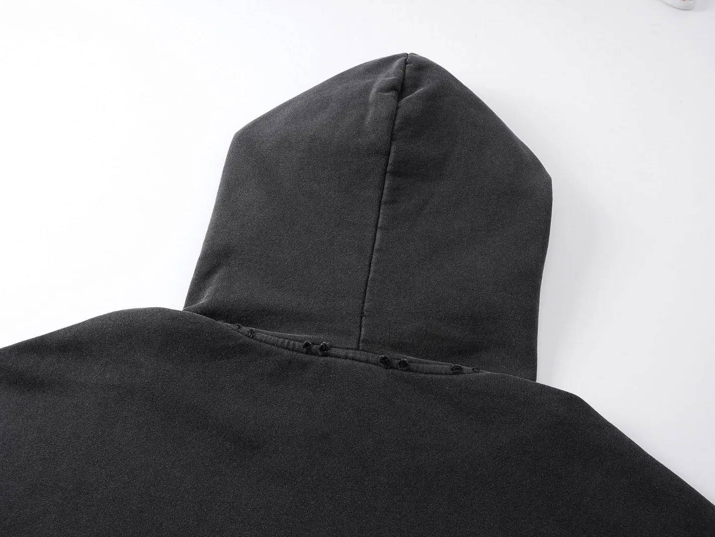 🅿️380 - BALENCI*GA Paris' latest hooded long-sleeved sweatshirt with chest patch with letter LOGO. The classic letter LOGO on the front is patched and embroidered with an imported Tajima embroidery machine. The master manually positions and hand-grinds the fixed points. The ready-made garments are washed and worn. Overweight craftsmanship. The effect is three-dimensional. Exclusively pattern-woven and dyed 460g fabric. Threads are dyed in the same vat with zero color difference. Brick cabinets are synchronized. Comparisons are welcome. Same style for men and women. -Color: Washed black -SIZE: Xs S M L style number 8960#