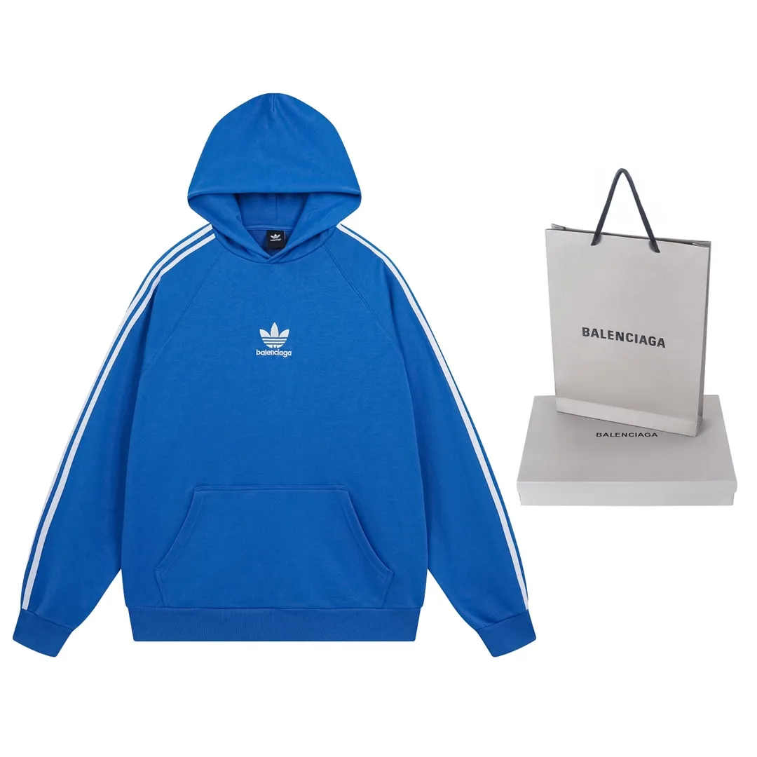 🅿️320 Detailed picture [Top version. Official website quality] BALENCI*GA/Paris co-branded Adidas three-leaf clover three-stripe LOGO embroidered hooded sweatshirt# The fabric is made of Paris ZP custom-woven and dyed cotton sweatshirt. Weighing 450 grams, the cloth surface is clean. The cloth pattern is clear, soft and comfortable. The threads are dyed with no color difference. The classic pattern embroidery uses imported embroidery, and the letters are clear, three-dimensional and without rough edges. Jubie market produces pictures based on pictures. Welcome to compare. The version adopts OS loose shoulder design. Same style for men and women. Code: BL238021 Color: black, blue, size: XS S M L