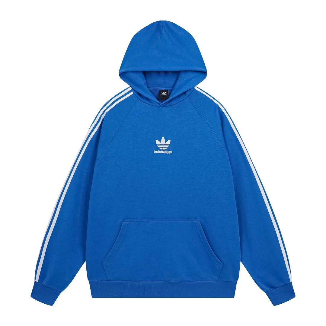 🅿️320 Detailed picture [Top version. Official website quality] BALENCI*GA/Paris co-branded Adidas three-leaf clover three-stripe LOGO embroidered hooded sweatshirt# The fabric is made of Paris ZP custom-woven and dyed cotton sweatshirt. Weighing 450 grams, the cloth surface is clean. The cloth pattern is clear, soft and comfortable. The threads are dyed with no color difference. The classic pattern embroidery uses imported embroidery, and the letters are clear, three-dimensional and without rough edges. Jubie market produces pictures based on pictures. Welcome to compare. The version adopts OS loose shoulder design. Same style for men and women. Code: BL238021 Color: black, blue, size: XS S M L
