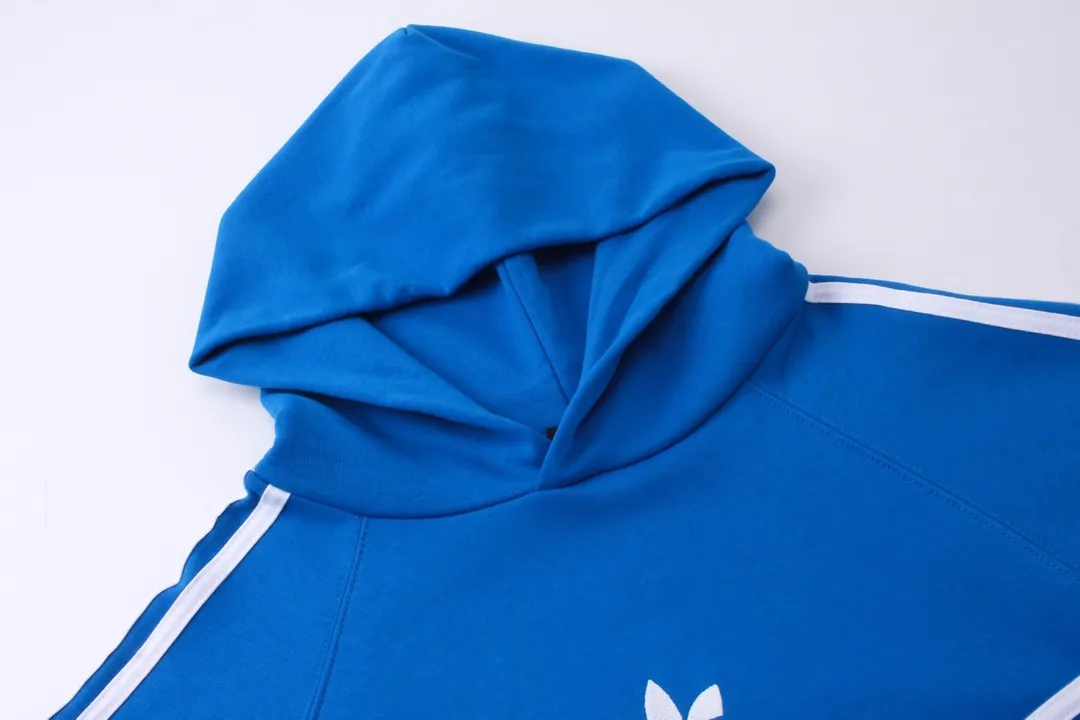 🅿️320 Detailed picture [Top version. Official website quality] BALENCI*GA/Paris co-branded Adidas three-leaf clover three-stripe LOGO embroidered hooded sweatshirt# The fabric is made of Paris ZP custom-woven and dyed cotton sweatshirt. Weighing 450 grams, the cloth surface is clean. The cloth pattern is clear, soft and comfortable. The threads are dyed with no color difference. The classic pattern embroidery uses imported embroidery, and the letters are clear, three-dimensional and without rough edges. Jubie market produces pictures based on pictures. Welcome to compare. The version adopts OS loose shoulder design. Same style for men and women. Code: BL238021 Color: black, blue, size: XS S M L