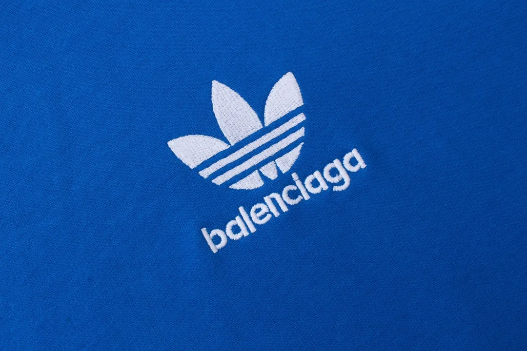 🅿️320 Detailed picture [Top version. Official website quality] BALENCI*GA/Paris co-branded Adidas three-leaf clover three-stripe LOGO embroidered hooded sweatshirt# The fabric is made of Paris ZP custom-woven and dyed cotton sweatshirt. Weighing 450 grams, the cloth surface is clean. The cloth pattern is clear, soft and comfortable. The threads are dyed with no color difference. The classic pattern embroidery uses imported embroidery, and the letters are clear, three-dimensional and without rough edges. Jubie market produces pictures based on pictures. Welcome to compare. The version adopts OS loose shoulder design. Same style for men and women. Code: BL238021 Color: black, blue, size: XS S M L