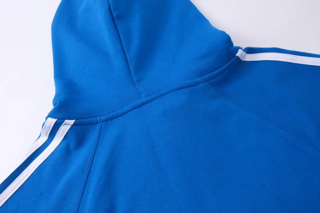 🅿️320 Detailed picture [Top version. Official website quality] BALENCI*GA/Paris co-branded Adidas three-leaf clover three-stripe LOGO embroidered hooded sweatshirt# The fabric is made of Paris ZP custom-woven and dyed cotton sweatshirt. Weighing 450 grams, the cloth surface is clean. The cloth pattern is clear, soft and comfortable. The threads are dyed with no color difference. The classic pattern embroidery uses imported embroidery, and the letters are clear, three-dimensional and without rough edges. Jubie market produces pictures based on pictures. Welcome to compare. The version adopts OS loose shoulder design. Same style for men and women. Code: BL238021 Color: black, blue, size: XS S M L