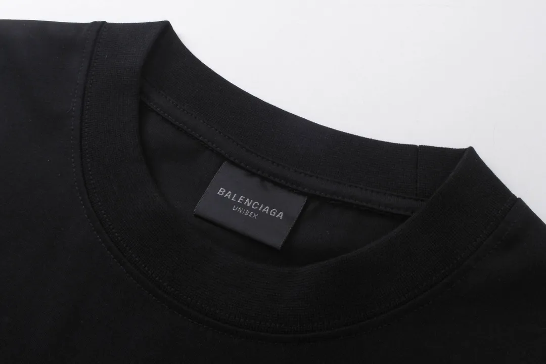 🅿️180 detailed pictures [Top version. Official website quality] BALENCI*GA/Paris. 2024 charity new model. Front and rear white ink direct-printed short-sleeved T-shirts, brick cabinet synchronization. Genuine product developed at the first time, happy to print and compare! The fabric is made of Paris ZP custom-woven and dyed cotton double yarn. Weighing 260 grams, the cloth surface is clean. The cloth pattern is clear, soft and comfortable. The threads are dyed with no color difference. The classic LOGO uses environmentally friendly imported materials and is directly sprayed with white ink. The letters are clear and the effect is three-dimensional. Restore the brick cabinet. Welcome to compare, the version adopts the OS loose shoulder version. Same style for men and women Coding: BL233313 Color: black, white Size: XS to L