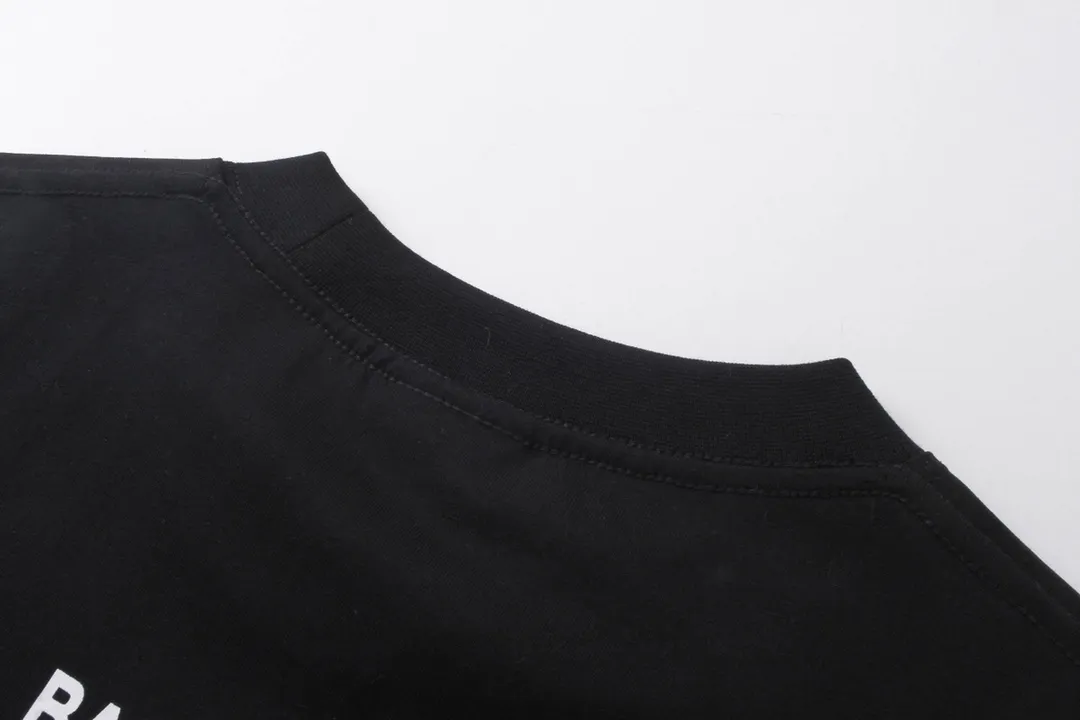 🅿️180 detailed pictures [Top version. Official website quality] BALENCI*GA/Paris. 2024 charity new model. Front and rear white ink direct-printed short-sleeved T-shirts, brick cabinet synchronization. Genuine product developed at the first time, happy to print and compare! The fabric is made of Paris ZP custom-woven and dyed cotton double yarn. Weighing 260 grams, the cloth surface is clean. The cloth pattern is clear, soft and comfortable. The threads are dyed with no color difference. The classic LOGO uses environmentally friendly imported materials and is directly sprayed with white ink. The letters are clear and the effect is three-dimensional. Restore the brick cabinet. Welcome to compare, the version adopts the OS loose shoulder version. Same style for men and women Coding: BL233313 Color: black, white Size: XS to L