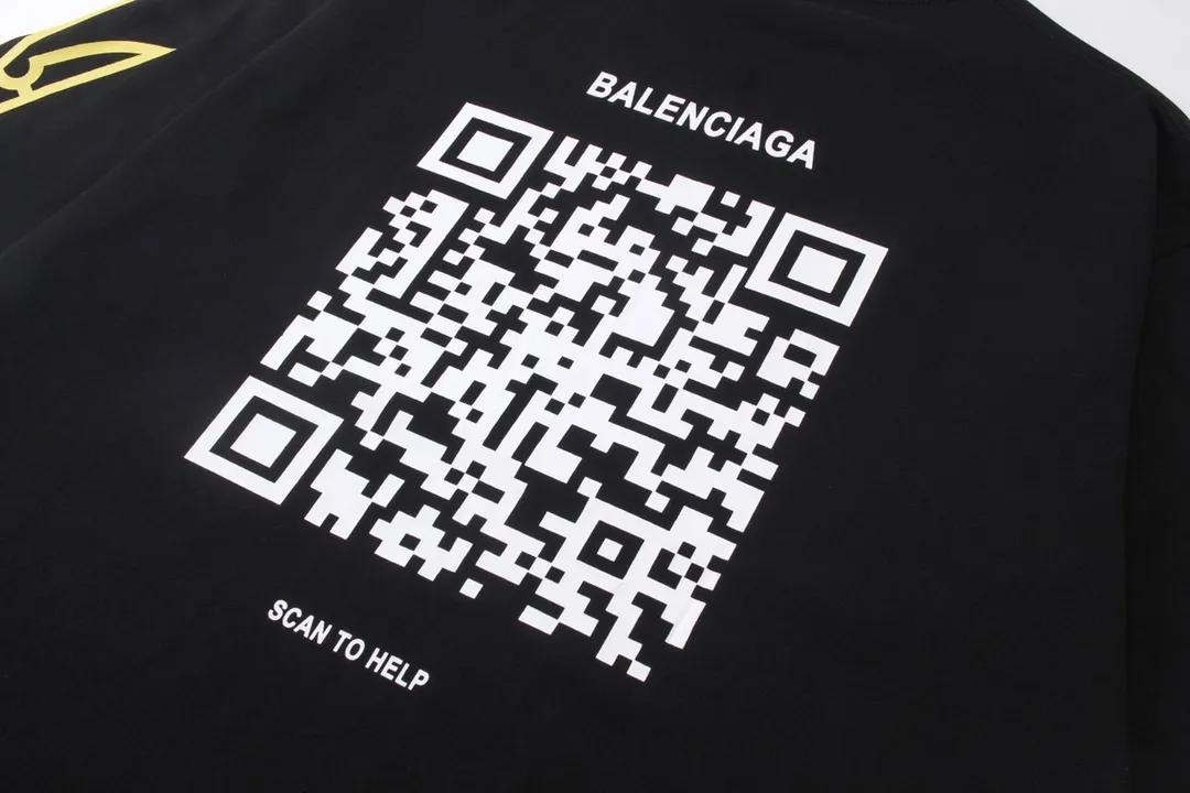🅿️180 detailed pictures [Top version. Official website quality] BALENCI*GA/Paris. 2024 charity new model. Front and rear white ink direct-printed short-sleeved T-shirts, brick cabinet synchronization. Genuine product developed at the first time, happy to print and compare! The fabric is made of Paris ZP custom-woven and dyed cotton double yarn. Weighing 260 grams, the cloth surface is clean. The cloth pattern is clear, soft and comfortable. The threads are dyed with no color difference. The classic LOGO uses environmentally friendly imported materials and is directly sprayed with white ink. The letters are clear and the effect is three-dimensional. Restore the brick cabinet. Welcome to compare, the version adopts the OS loose shoulder version. Same style for men and women Coding: BL233313 Color: black, white Size: XS to L