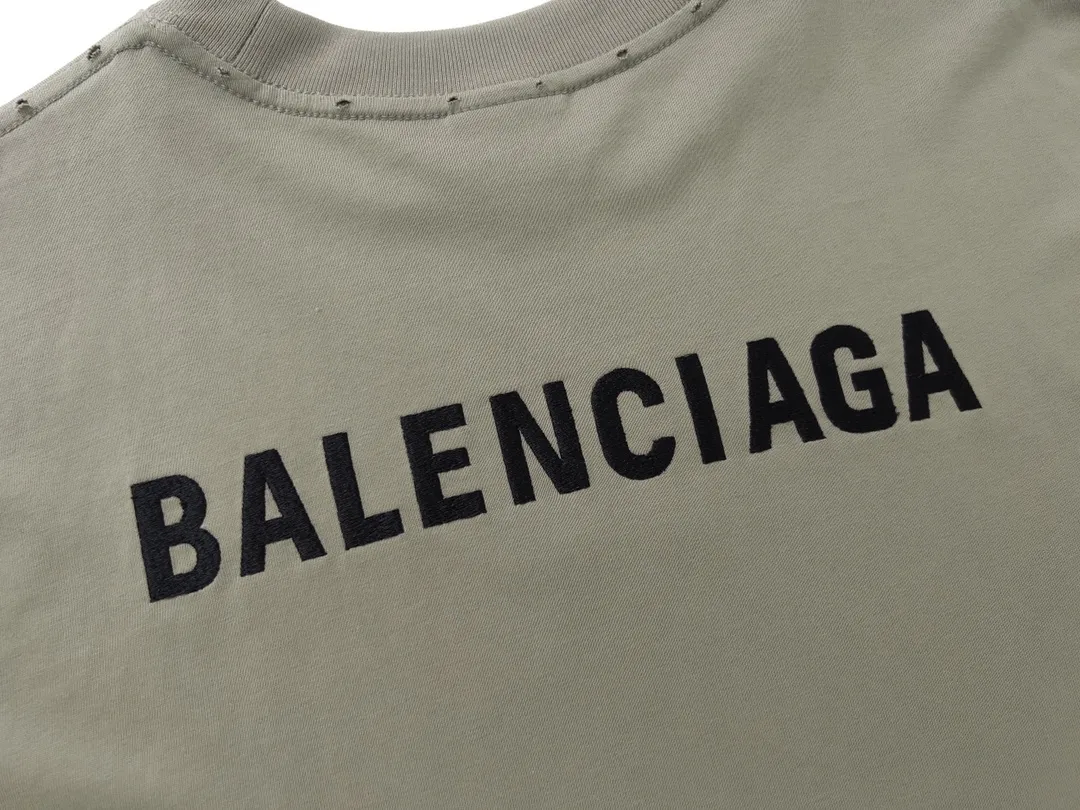 🅿️174 Detailed picture [Top version. Official website quality] BALENCI*GA/Paris#Classic style. Classic letter embroidery on the front and back. Ready-to-wear worn short-sleeved T-shirt #2023 spring and summer brick cabinet synchronization.                       The fabric is made of Paris ZP custom-woven and dyed cotton double yarn, weighing 260 grams. The cloth surface is clean. The cloth pattern is clear, soft and comfortable. The threads are dyed with no color difference. The classic letters are embroidered with imported embroidery machines, the letters are clear and the effect is three-dimensional. The garments are distressed and hand-worn. Restore the brick cabinet, adopt the OS loose shoulder version. Same style for men and women. Code: BL223006 Color: smoke gray, purple, light green, peacock blue, black, rice coffee, gray green Size: XS S M L