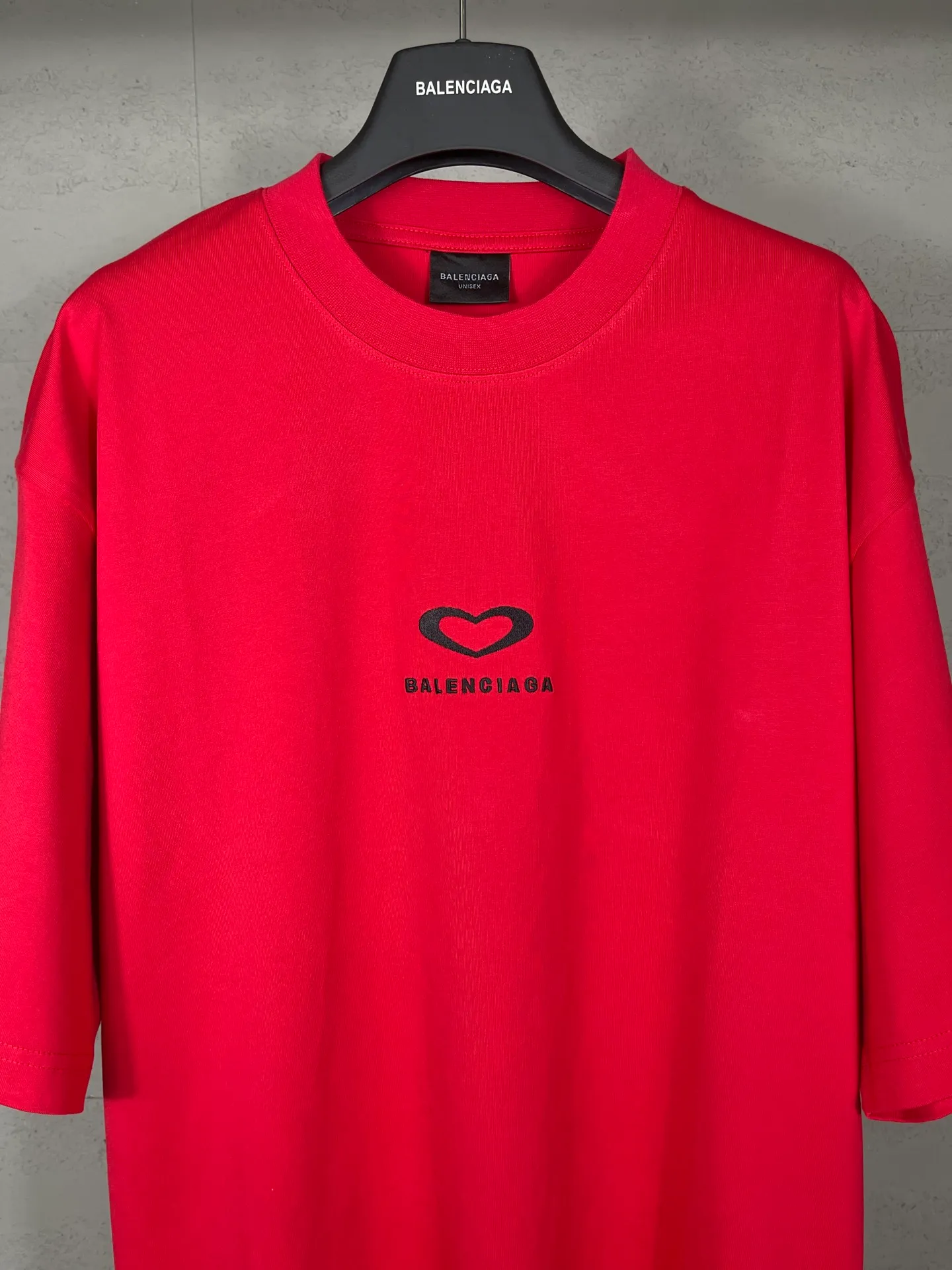 🅿️186 photos [Top version. Official website quality] BALENCI*GA/Paris. SS25 latest model, Paris Chinese Valentine's Day limited edition, short-sleeved T-shirt with love LOGO embroidery on the front and love LOGO printing on the back. Brick cabinet synchronization. Genuine product developed at the first time, welcome to compare! The fabric is made of Paris ZP custom-woven and dyed cotton double yarn. Weighing 260 grams, the cloth surface is clean. The cloth pattern is clear, soft and comfortable. The threads are dyed with no color difference. The embroidery is done using imported Tajima embroidery machines. The printing uses environmentally friendly imported rubber paddles. The letters are clear and the effect is three-dimensional. The version adopts OS loose shoulder design. Same style for men and women. Code: BL253721 Color: black, red, pink, off-white Size: XS S M L