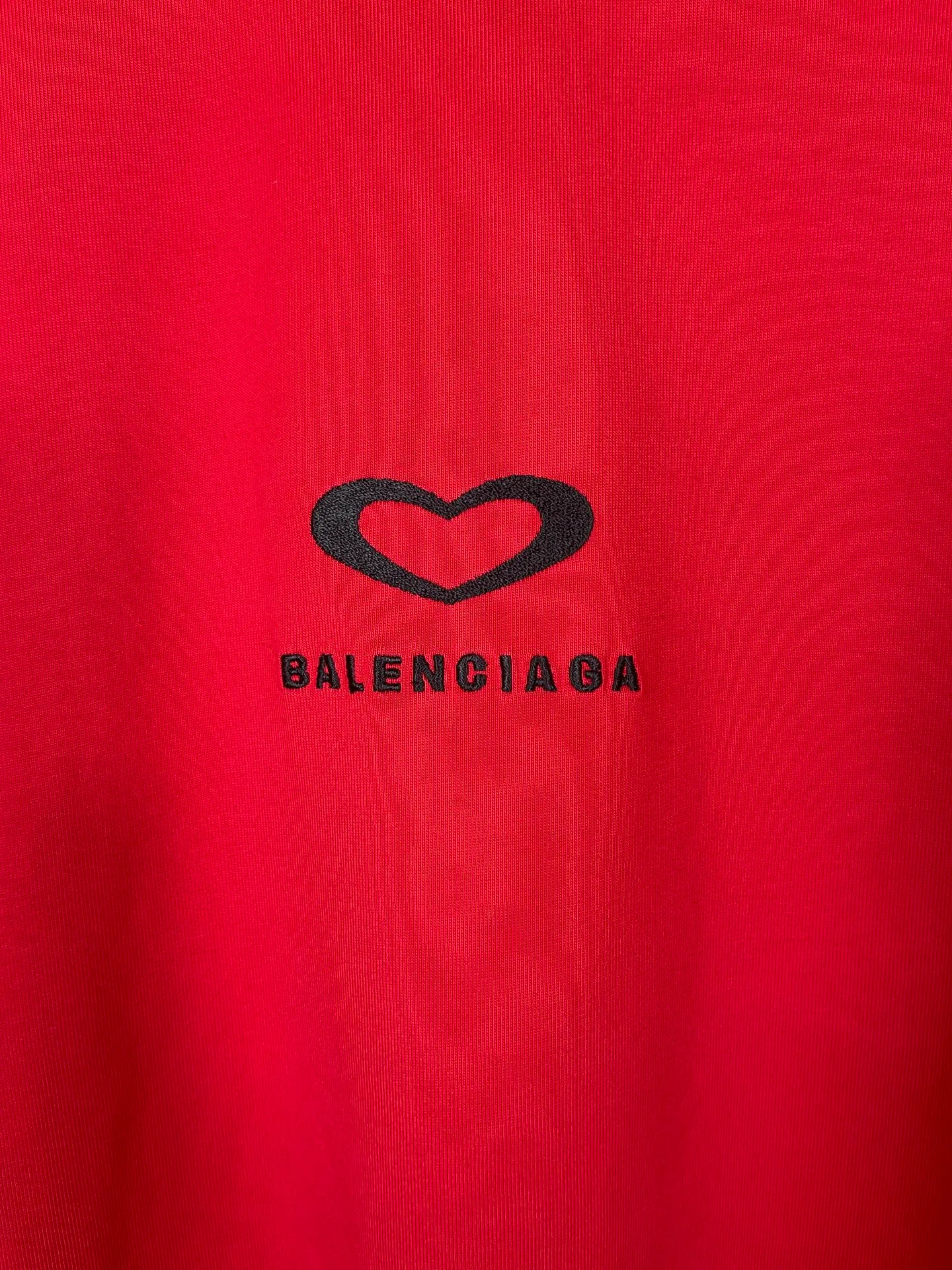 🅿️186 photos [Top version. Official website quality] BALENCI*GA/Paris. SS25 latest model, Paris Chinese Valentine's Day limited edition, short-sleeved T-shirt with love LOGO embroidery on the front and love LOGO printing on the back. Brick cabinet synchronization. Genuine product developed at the first time, welcome to compare! The fabric is made of Paris ZP custom-woven and dyed cotton double yarn. Weighing 260 grams, the cloth surface is clean. The cloth pattern is clear, soft and comfortable. The threads are dyed with no color difference. The embroidery is done using imported Tajima embroidery machines. The printing uses environmentally friendly imported rubber paddles. The letters are clear and the effect is three-dimensional. The version adopts OS loose shoulder design. Same style for men and women. Code: BL253721 Color: black, red, pink, off-white Size: XS S M L