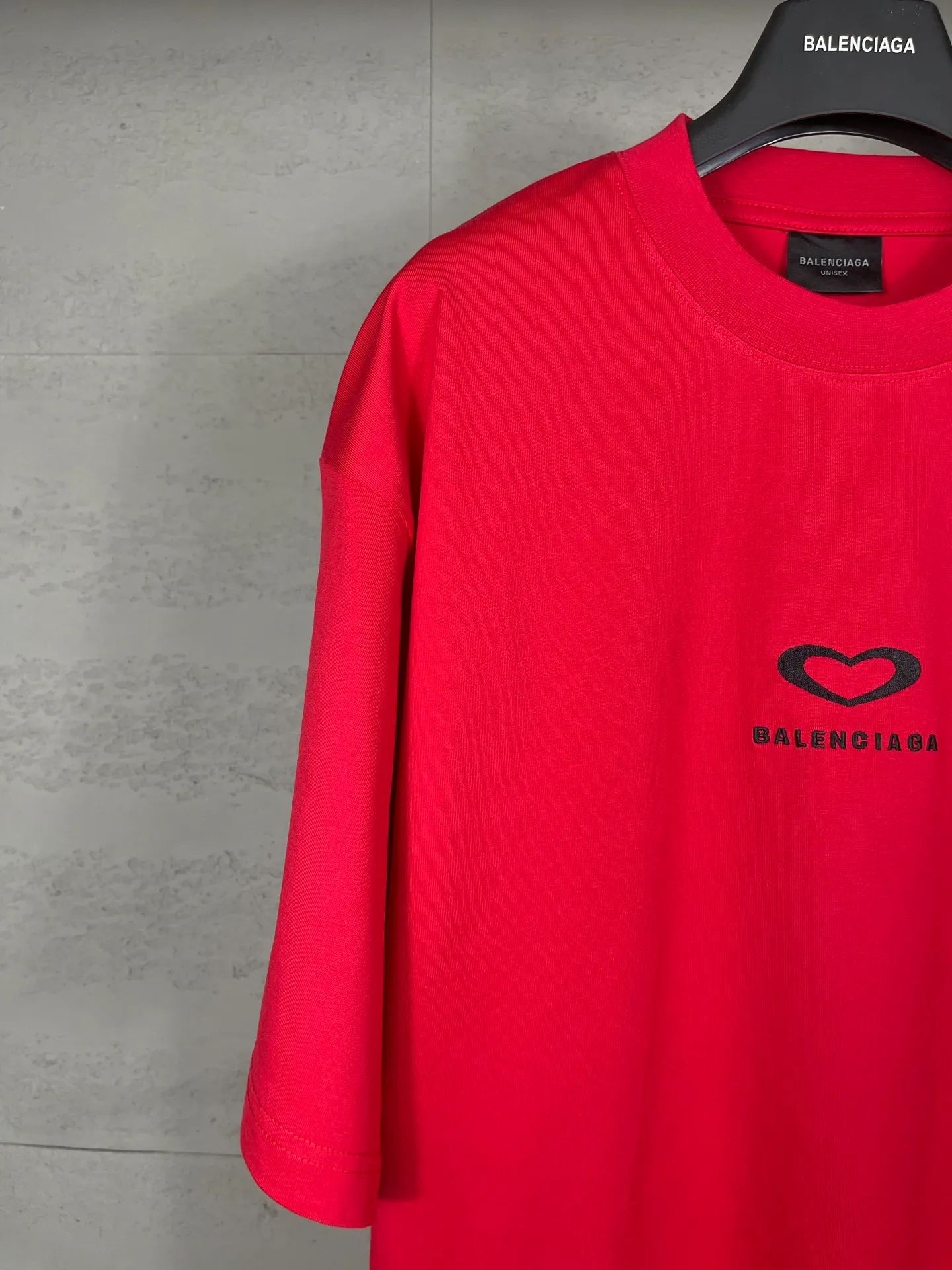 🅿️186 photos [Top version. Official website quality] BALENCI*GA/Paris. SS25 latest model, Paris Chinese Valentine's Day limited edition, short-sleeved T-shirt with love LOGO embroidery on the front and love LOGO printing on the back. Brick cabinet synchronization. Genuine product developed at the first time, welcome to compare! The fabric is made of Paris ZP custom-woven and dyed cotton double yarn. Weighing 260 grams, the cloth surface is clean. The cloth pattern is clear, soft and comfortable. The threads are dyed with no color difference. The embroidery is done using imported Tajima embroidery machines. The printing uses environmentally friendly imported rubber paddles. The letters are clear and the effect is three-dimensional. The version adopts OS loose shoulder design. Same style for men and women. Code: BL253721 Color: black, red, pink, off-white Size: XS S M L