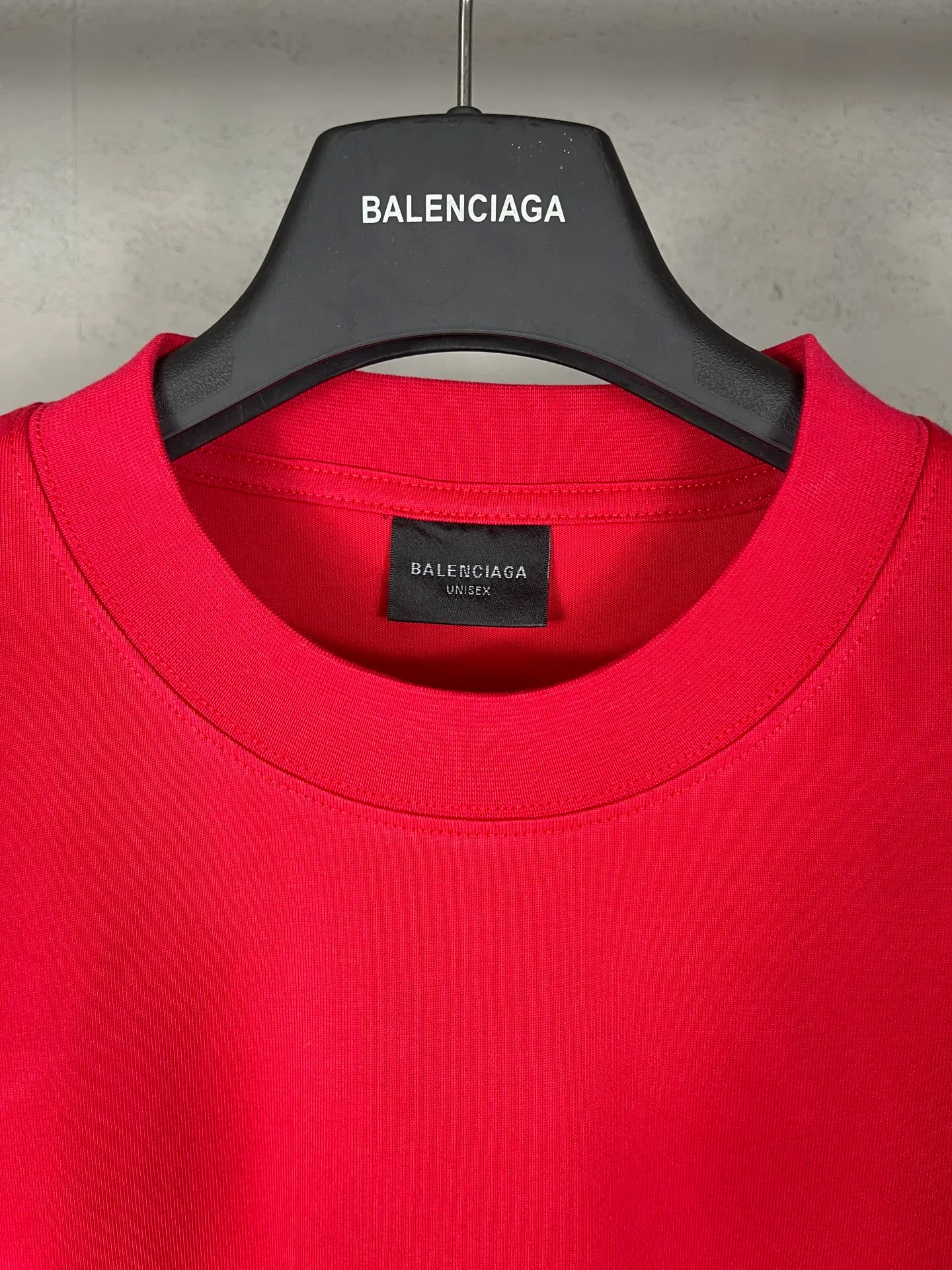 🅿️186 photos [Top version. Official website quality] BALENCI*GA/Paris. SS25 latest model, Paris Chinese Valentine's Day limited edition, short-sleeved T-shirt with love LOGO embroidery on the front and love LOGO printing on the back. Brick cabinet synchronization. Genuine product developed at the first time, welcome to compare! The fabric is made of Paris ZP custom-woven and dyed cotton double yarn. Weighing 260 grams, the cloth surface is clean. The cloth pattern is clear, soft and comfortable. The threads are dyed with no color difference. The embroidery is done using imported Tajima embroidery machines. The printing uses environmentally friendly imported rubber paddles. The letters are clear and the effect is three-dimensional. The version adopts OS loose shoulder design. Same style for men and women. Code: BL253721 Color: black, red, pink, off-white Size: XS S M L