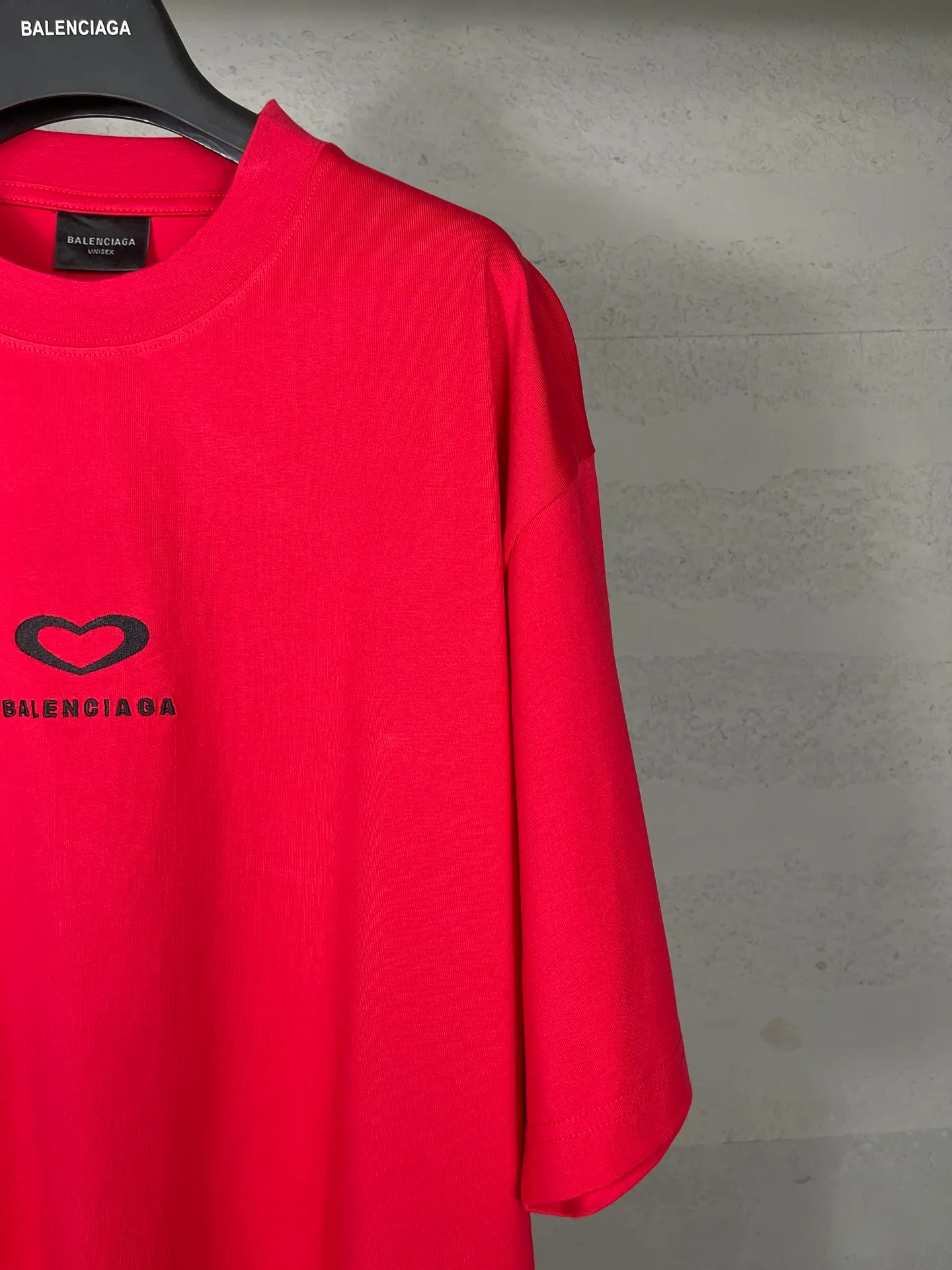 🅿️186 photos [Top version. Official website quality] BALENCI*GA/Paris. SS25 latest model, Paris Chinese Valentine's Day limited edition, short-sleeved T-shirt with love LOGO embroidery on the front and love LOGO printing on the back. Brick cabinet synchronization. Genuine product developed at the first time, welcome to compare! The fabric is made of Paris ZP custom-woven and dyed cotton double yarn. Weighing 260 grams, the cloth surface is clean. The cloth pattern is clear, soft and comfortable. The threads are dyed with no color difference. The embroidery is done using imported Tajima embroidery machines. The printing uses environmentally friendly imported rubber paddles. The letters are clear and the effect is three-dimensional. The version adopts OS loose shoulder design. Same style for men and women. Code: BL253721 Color: black, red, pink, off-white Size: XS S M L