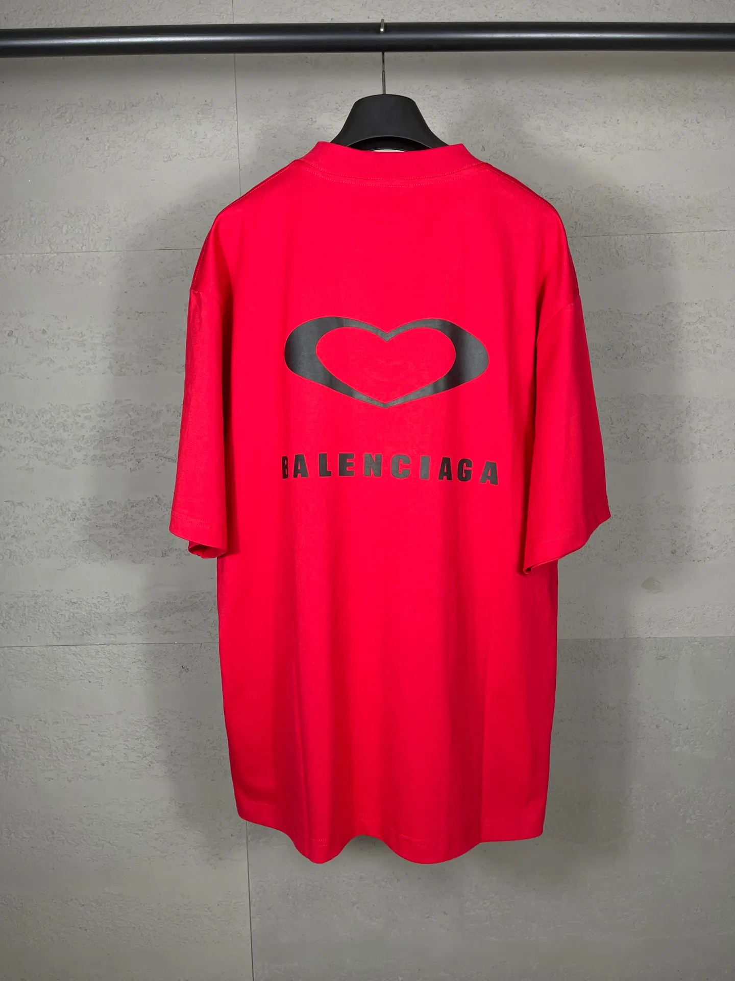 🅿️186 photos [Top version. Official website quality] BALENCI*GA/Paris. SS25 latest model, Paris Chinese Valentine's Day limited edition, short-sleeved T-shirt with love LOGO embroidery on the front and love LOGO printing on the back. Brick cabinet synchronization. Genuine product developed at the first time, welcome to compare! The fabric is made of Paris ZP custom-woven and dyed cotton double yarn. Weighing 260 grams, the cloth surface is clean. The cloth pattern is clear, soft and comfortable. The threads are dyed with no color difference. The embroidery is done using imported Tajima embroidery machines. The printing uses environmentally friendly imported rubber paddles. The letters are clear and the effect is three-dimensional. The version adopts OS loose shoulder design. Same style for men and women. Code: BL253721 Color: black, red, pink, off-white Size: XS S M L
