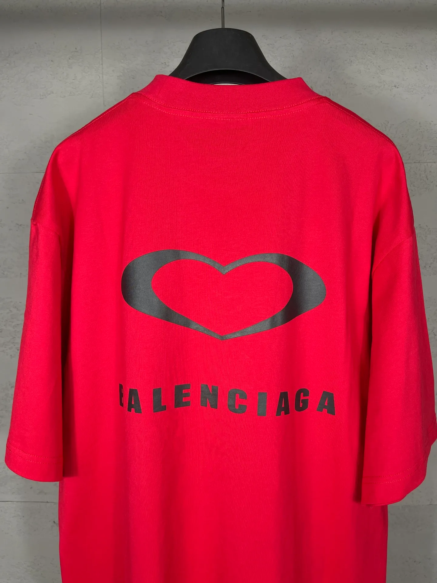 🅿️186 photos [Top version. Official website quality] BALENCI*GA/Paris. SS25 latest model, Paris Chinese Valentine's Day limited edition, short-sleeved T-shirt with love LOGO embroidery on the front and love LOGO printing on the back. Brick cabinet synchronization. Genuine product developed at the first time, welcome to compare! The fabric is made of Paris ZP custom-woven and dyed cotton double yarn. Weighing 260 grams, the cloth surface is clean. The cloth pattern is clear, soft and comfortable. The threads are dyed with no color difference. The embroidery is done using imported Tajima embroidery machines. The printing uses environmentally friendly imported rubber paddles. The letters are clear and the effect is three-dimensional. The version adopts OS loose shoulder design. Same style for men and women. Code: BL253721 Color: black, red, pink, off-white Size: XS S M L