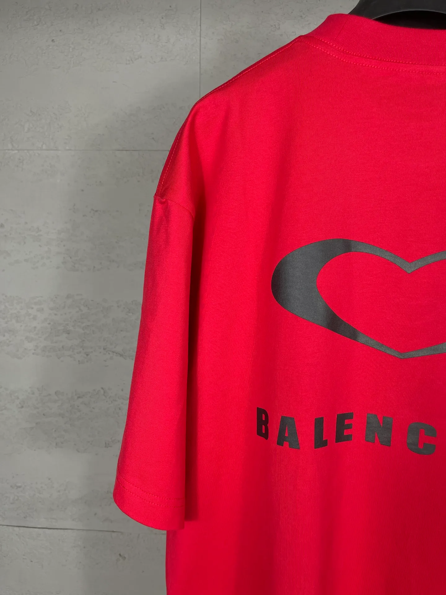 🅿️186 photos [Top version. Official website quality] BALENCI*GA/Paris. SS25 latest model, Paris Chinese Valentine's Day limited edition, short-sleeved T-shirt with love LOGO embroidery on the front and love LOGO printing on the back. Brick cabinet synchronization. Genuine product developed at the first time, welcome to compare! The fabric is made of Paris ZP custom-woven and dyed cotton double yarn. Weighing 260 grams, the cloth surface is clean. The cloth pattern is clear, soft and comfortable. The threads are dyed with no color difference. The embroidery is done using imported Tajima embroidery machines. The printing uses environmentally friendly imported rubber paddles. The letters are clear and the effect is three-dimensional. The version adopts OS loose shoulder design. Same style for men and women. Code: BL253721 Color: black, red, pink, off-white Size: XS S M L