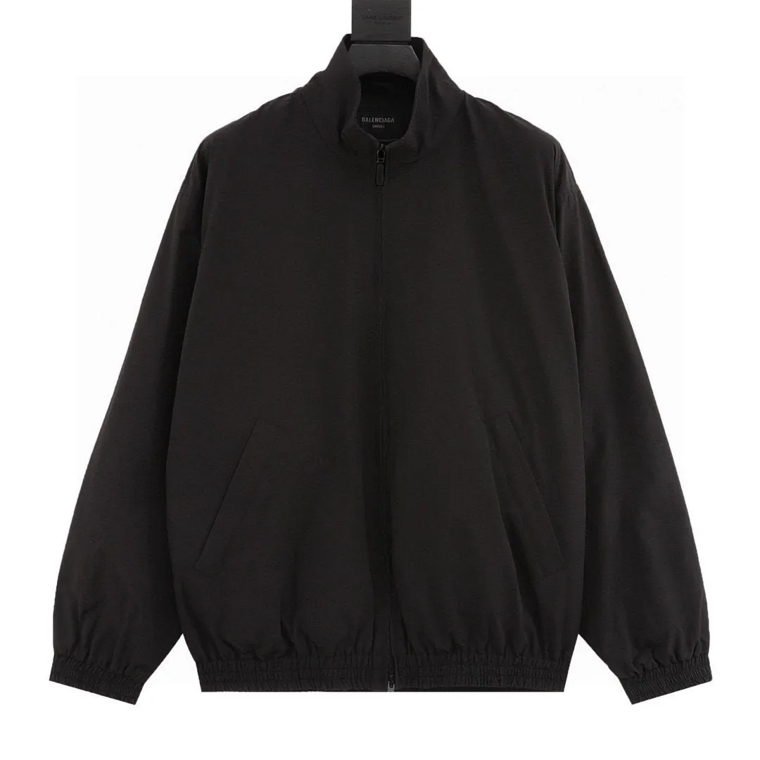 🅿️350 (1:1 original order quality) Balenciaga BLCG 24SS back letter embroidered poplin technical stand collar jacket. Technical poplin fabric, unisex style, large fit, dropped shoulders, front zipper, 2 front zipper diagonal pockets, elastic cuffs and waist, embroidered with DIY metal artwork on the back. Size：S-XL