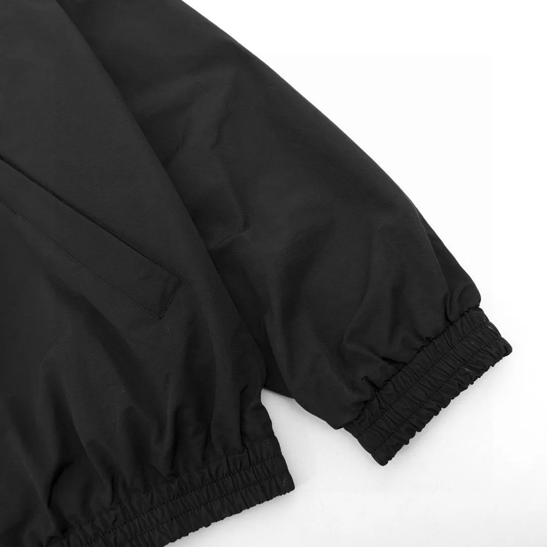 🅿️350 (1:1 original order quality) Balenciaga BLCG 24SS back letter embroidered poplin technical stand collar jacket. Technical poplin fabric, unisex style, large fit, dropped shoulders, front zipper, 2 front zipper diagonal pockets, elastic cuffs and waist, embroidered with DIY metal artwork on the back. Size：S-XL