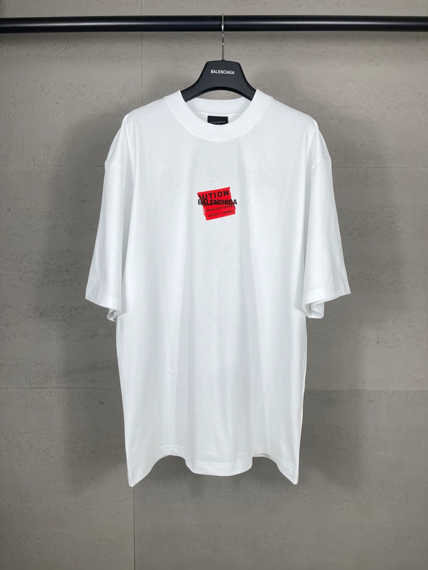 🅿️196 Actual pictures [Top version. Official website quality] BALENCI*GA/Paris #2025 new style front and rear letter LOGO embroidered tape taped short-sleeved T-shirt, full of design. Welcome to compare. The fabric is made of Paris ZP custom-woven and dyed cotton double yarn, weight 260 grams, clean cloth surface, clear cloth pattern, soft and comfortable. The threads are dyed with no color difference. The classic letter LOGO is embroidered with imported Tajima embroidery machine. The tape is stamped with imported transparent glue. The effect is three-dimensional. Restore the brick cabinet, adopt the OS loose shoulder version. Same style for men and women. Code: BL253662 Color: black, sky blue, white, floral gray Size: XS S M L