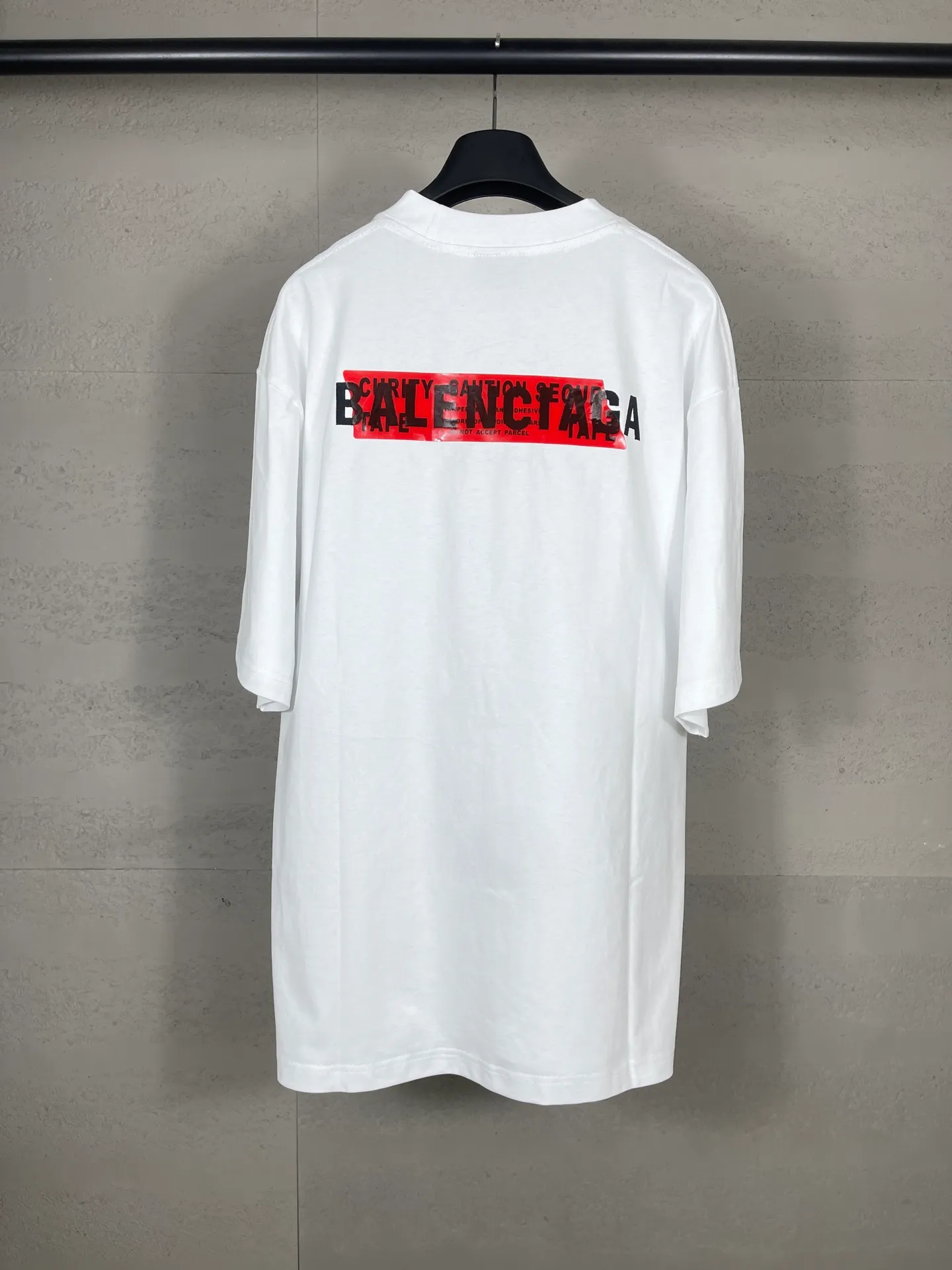 🅿️196 Actual pictures [Top version. Official website quality] BALENCI*GA/Paris #2025 new style front and rear letter LOGO embroidered tape taped short-sleeved T-shirt, full of design. Welcome to compare. The fabric is made of Paris ZP custom-woven and dyed cotton double yarn, weight 260 grams, clean cloth surface, clear cloth pattern, soft and comfortable. The threads are dyed with no color difference. The classic letter LOGO is embroidered with imported Tajima embroidery machine. The tape is stamped with imported transparent glue. The effect is three-dimensional. Restore the brick cabinet, adopt the OS loose shoulder version. Same style for men and women. Code: BL253662 Color: black, sky blue, white, floral gray Size: XS S M L