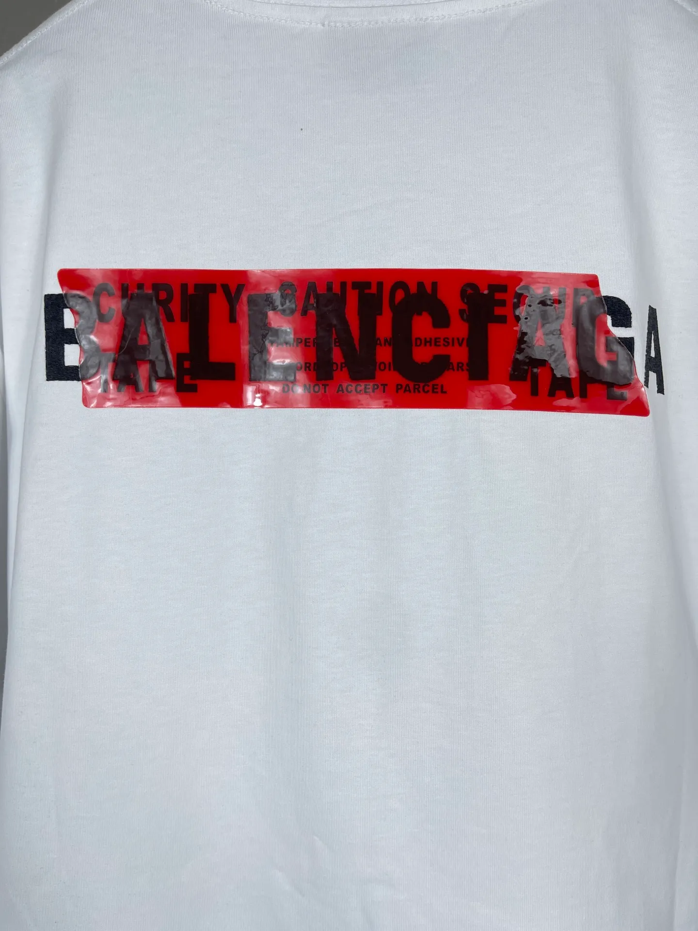 🅿️196 Actual pictures [Top version. Official website quality] BALENCI*GA/Paris #2025 new style front and rear letter LOGO embroidered tape taped short-sleeved T-shirt, full of design. Welcome to compare. The fabric is made of Paris ZP custom-woven and dyed cotton double yarn, weight 260 grams, clean cloth surface, clear cloth pattern, soft and comfortable. The threads are dyed with no color difference. The classic letter LOGO is embroidered with imported Tajima embroidery machine. The tape is stamped with imported transparent glue. The effect is three-dimensional. Restore the brick cabinet, adopt the OS loose shoulder version. Same style for men and women. Code: BL253662 Color: black, sky blue, white, floral gray Size: XS S M L
