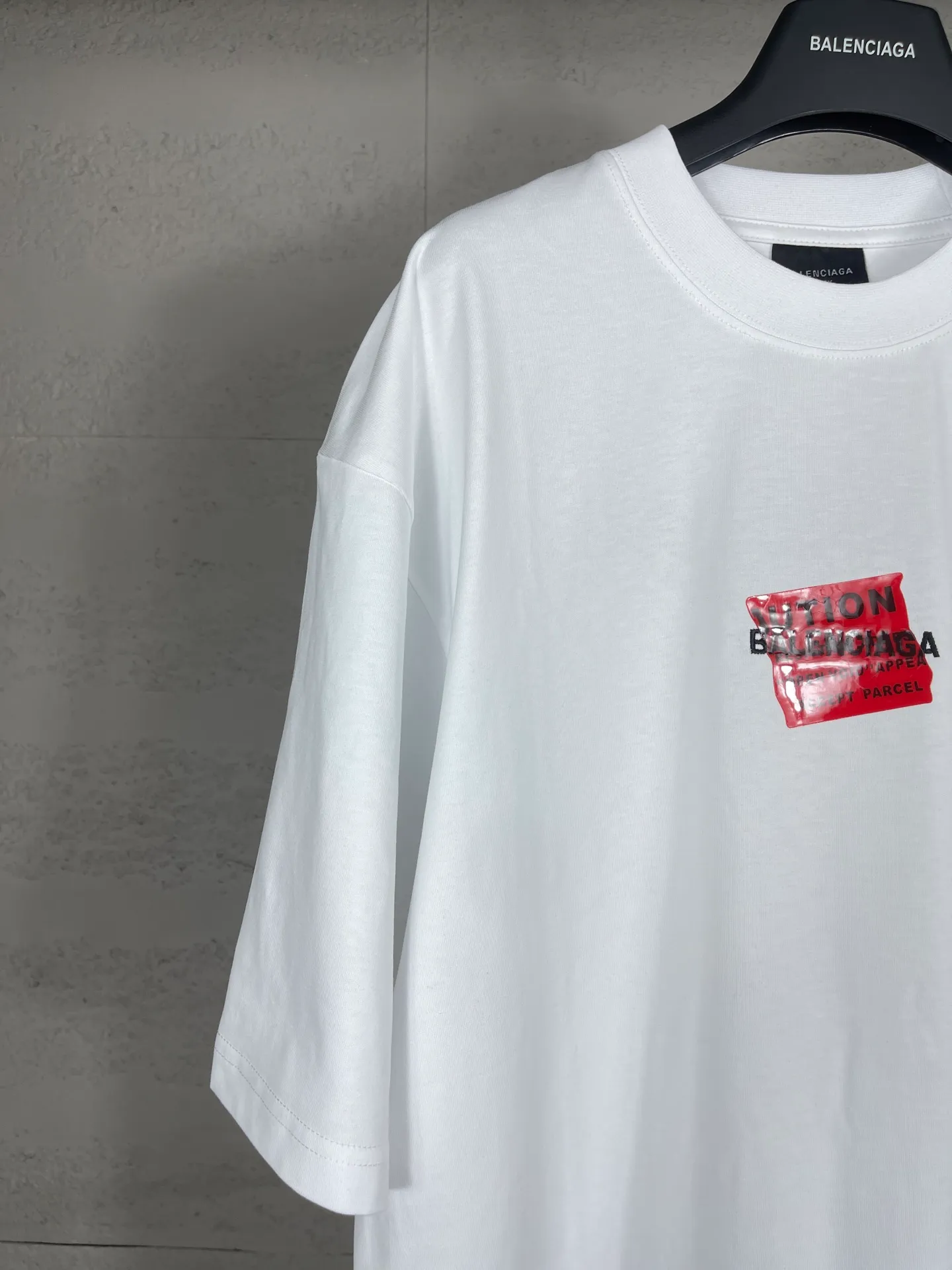 🅿️196 Actual pictures [Top version. Official website quality] BALENCI*GA/Paris #2025 new style front and rear letter LOGO embroidered tape taped short-sleeved T-shirt, full of design. Welcome to compare. The fabric is made of Paris ZP custom-woven and dyed cotton double yarn, weight 260 grams, clean cloth surface, clear cloth pattern, soft and comfortable. The threads are dyed with no color difference. The classic letter LOGO is embroidered with imported Tajima embroidery machine. The tape is stamped with imported transparent glue. The effect is three-dimensional. Restore the brick cabinet, adopt the OS loose shoulder version. Same style for men and women. Code: BL253662 Color: black, sky blue, white, floral gray Size: XS S M L