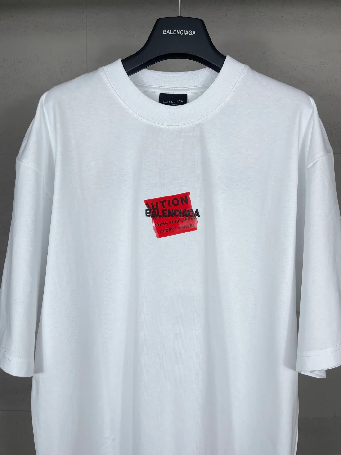 🅿️196 Actual pictures [Top version. Official website quality] BALENCI*GA/Paris #2025 new style front and rear letter LOGO embroidered tape taped short-sleeved T-shirt, full of design. Welcome to compare. The fabric is made of Paris ZP custom-woven and dyed cotton double yarn, weight 260 grams, clean cloth surface, clear cloth pattern, soft and comfortable. The threads are dyed with no color difference. The classic letter LOGO is embroidered with imported Tajima embroidery machine. The tape is stamped with imported transparent glue. The effect is three-dimensional. Restore the brick cabinet, adopt the OS loose shoulder version. Same style for men and women. Code: BL253662 Color: black, sky blue, white, floral gray Size: XS S M L