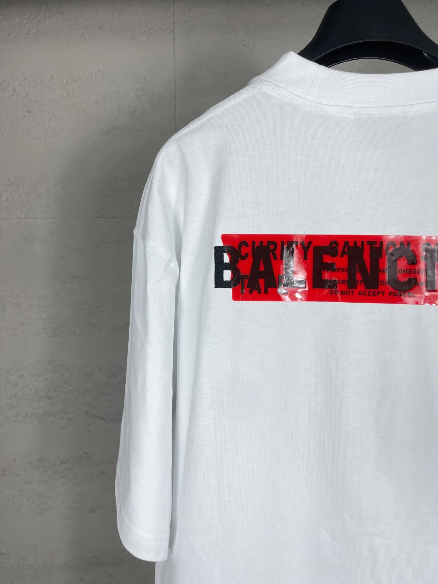🅿️196 Actual pictures [Top version. Official website quality] BALENCI*GA/Paris #2025 new style front and rear letter LOGO embroidered tape taped short-sleeved T-shirt, full of design. Welcome to compare. The fabric is made of Paris ZP custom-woven and dyed cotton double yarn, weight 260 grams, clean cloth surface, clear cloth pattern, soft and comfortable. The threads are dyed with no color difference. The classic letter LOGO is embroidered with imported Tajima embroidery machine. The tape is stamped with imported transparent glue. The effect is three-dimensional. Restore the brick cabinet, adopt the OS loose shoulder version. Same style for men and women. Code: BL253662 Color: black, sky blue, white, floral gray Size: XS S M L