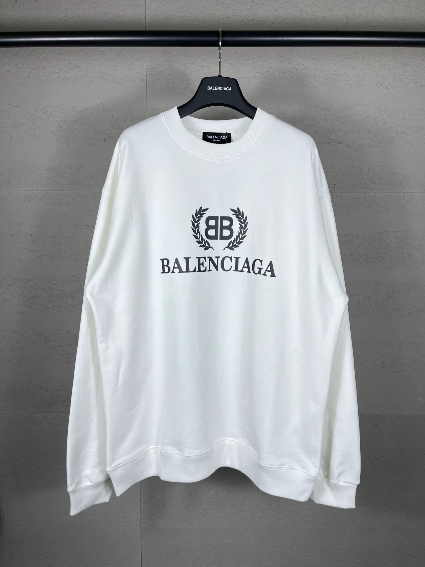 🅿️246 Real photos [Top version. Official website quality] BALENCI*GA/Paris. Wheat ear printed hooded sweatshirt. Brick cabinet synchronization. The fabric is made of Paris ZP custom-woven and dyed cotton sweatshirt. The weight is 450 grams. The cloth surface is clean. The cloth pattern is clear, soft and comfortable. The threads are dyed with no color difference. The classic pattern is printed with environmentally friendly imported materials and precision printing screens. The letters are clear and the effect is three-dimensional, restoring the brick cabinet. Different market currencies, welcome to compare. The version adopts OS loose shoulder design. Same style for men and women. Code: BL235561 Color: black, white Size: XS S M L