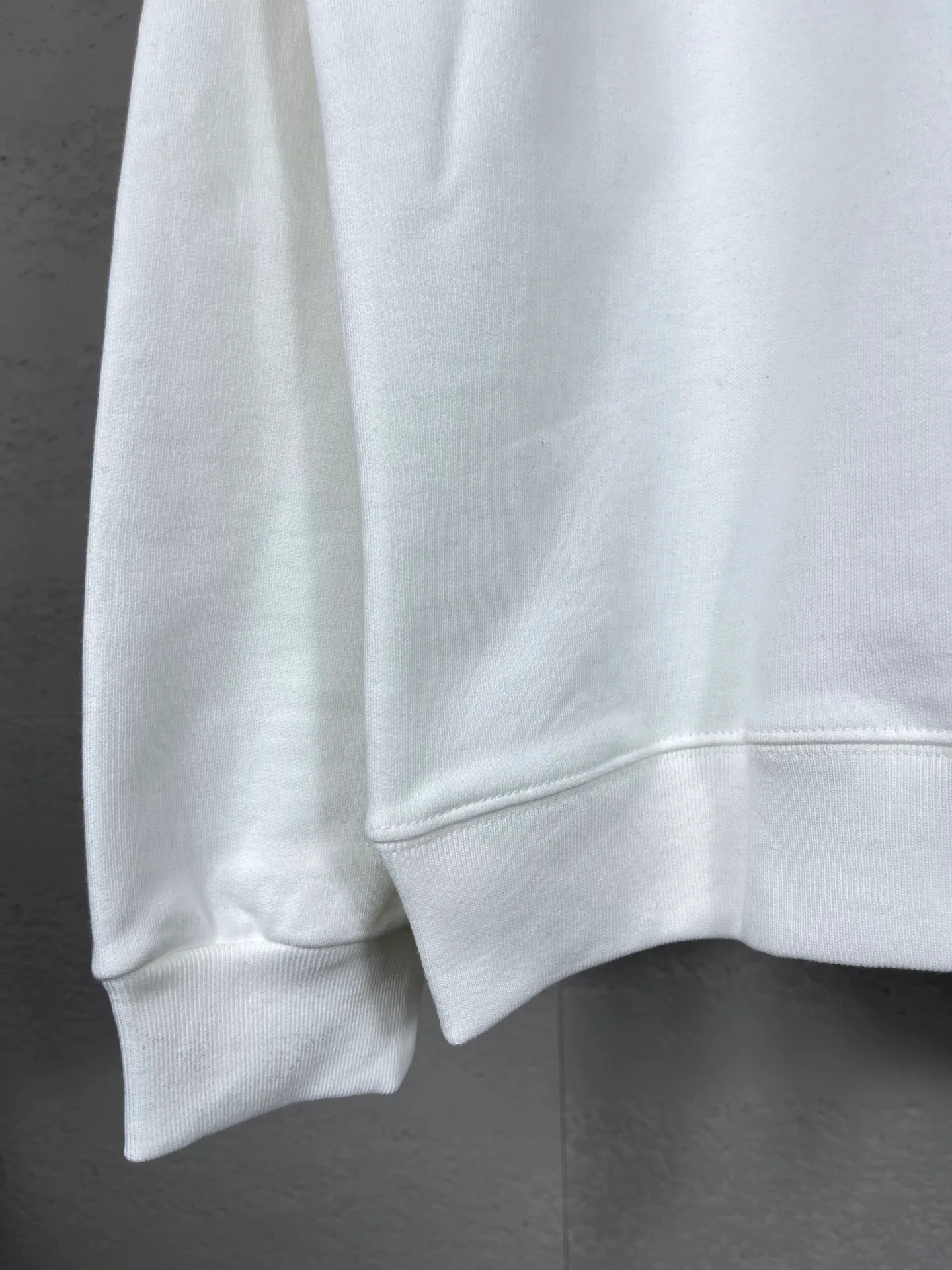 🅿️246 Real photos [Top version. Official website quality] BALENCI*GA/Paris. Wheat ear printed hooded sweatshirt. Brick cabinet synchronization. The fabric is made of Paris ZP custom-woven and dyed cotton sweatshirt. The weight is 450 grams. The cloth surface is clean. The cloth pattern is clear, soft and comfortable. The threads are dyed with no color difference. The classic pattern is printed with environmentally friendly imported materials and precision printing screens. The letters are clear and the effect is three-dimensional, restoring the brick cabinet. Different market currencies, welcome to compare. The version adopts OS loose shoulder design. Same style for men and women. Code: BL235561 Color: black, white Size: XS S M L